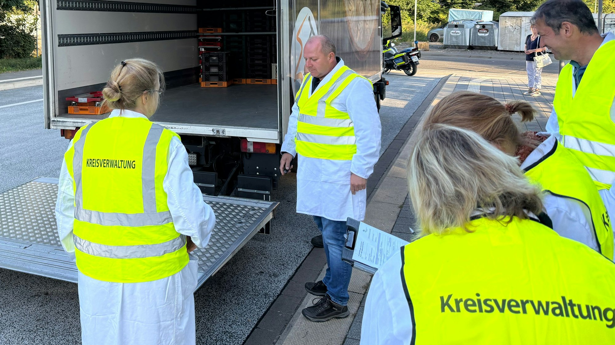 Mitarbeiter des Veterinär- und Lebensmittelüberwachungsamts der Kreisverwaltung waren am frühen Montagmorgen in Derschlag mit der Kreispolizeibehörde zur Transportkontrolle unterwegs.