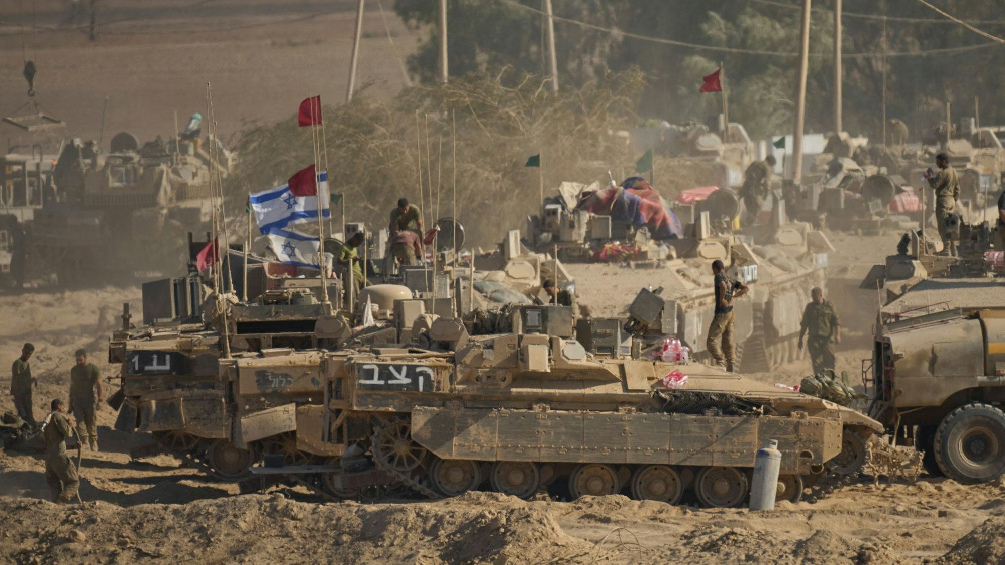 Panzer fahren durch den Gazastreifen. (Archivbild)