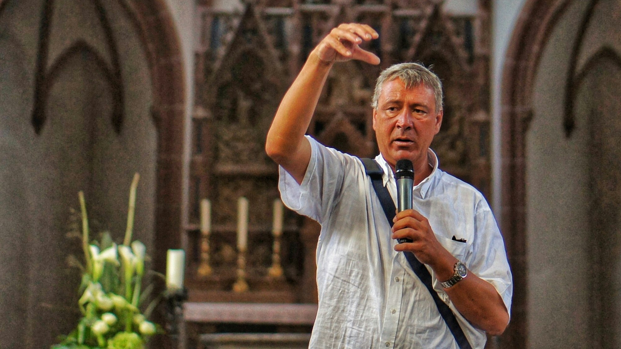 Pfarrer Frank Müller (1962 bis 2025) bei einer Führung in der Kölner Kirche Sankt Agnes