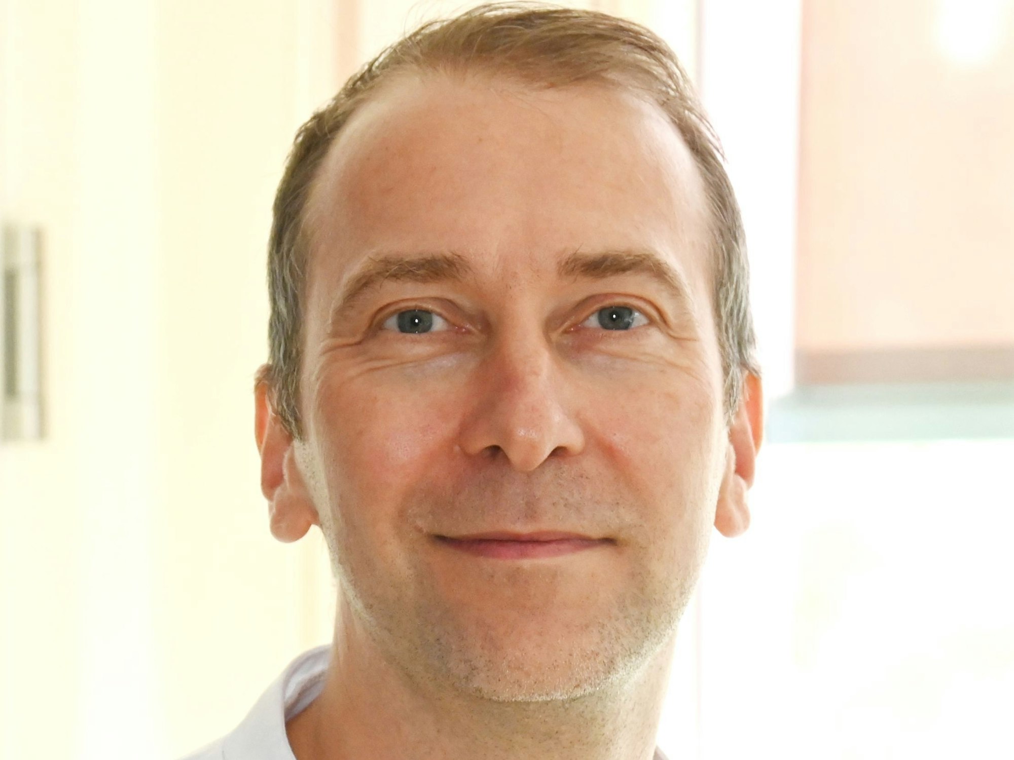 08.08.2025 Köln. Uniklinik Köln, Herzzentrum: Das Ehepaar Luise und Mathias Schinker , beide geboren 1938, hat sich gleichzeitig einen Aortenklappenersatz einsetzen lassen. Die behandelnden Ärzte Ilija Djordjevic (Vollbart) und Dr. Adam sind beim Interview auch dabei. Foto: Alexander Schwaiger