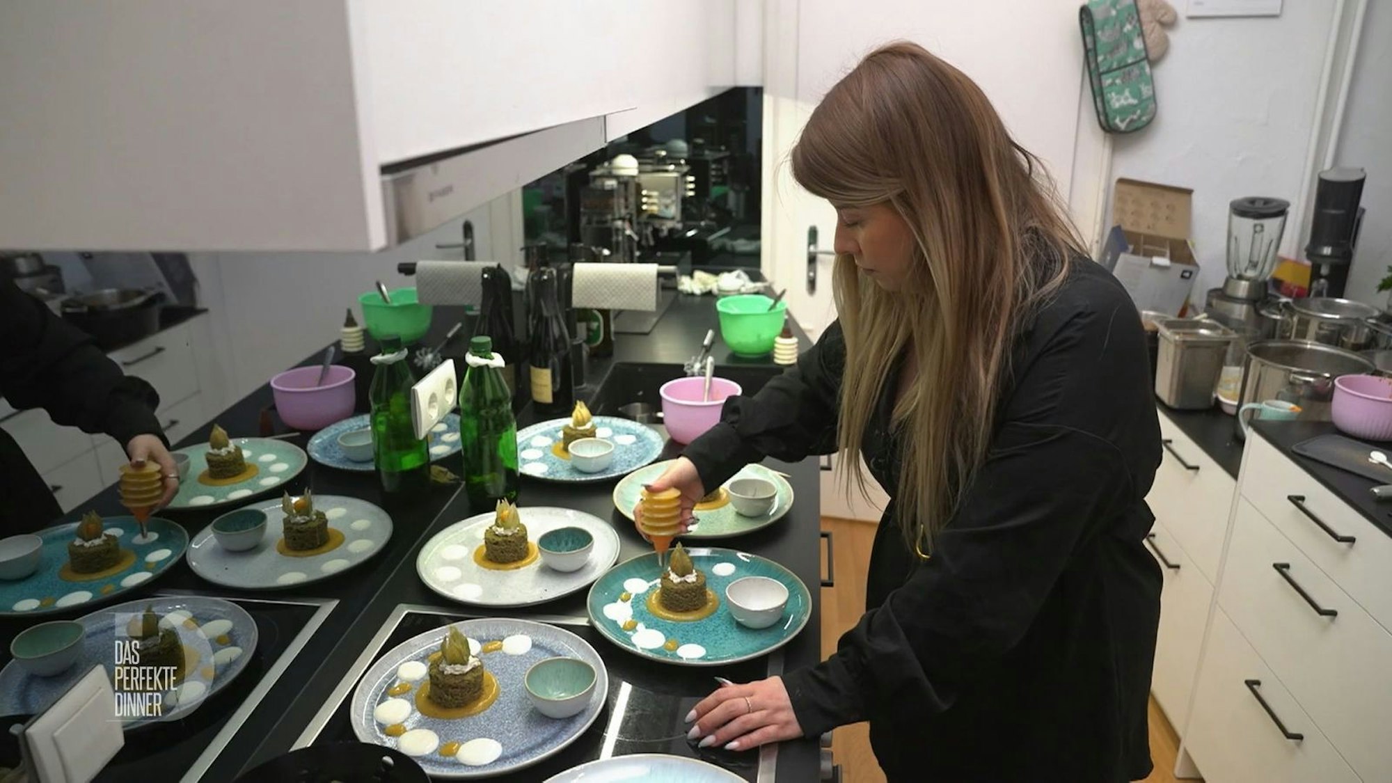 Der Nachtisch mit Zucchini-Kürbiskernöl-Kuchen soll natürlich auch optisch beeindrucken.
(Bild: RTL)