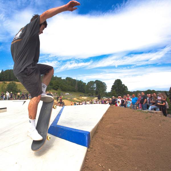 Hunderte Menschen kommen Anfang Juli 2025 zur Eröffnung des neuen Skate- und Bikeparks in Waldbröl-Niederhof. Die Anlage misst fast 5000 Quadratmeter.