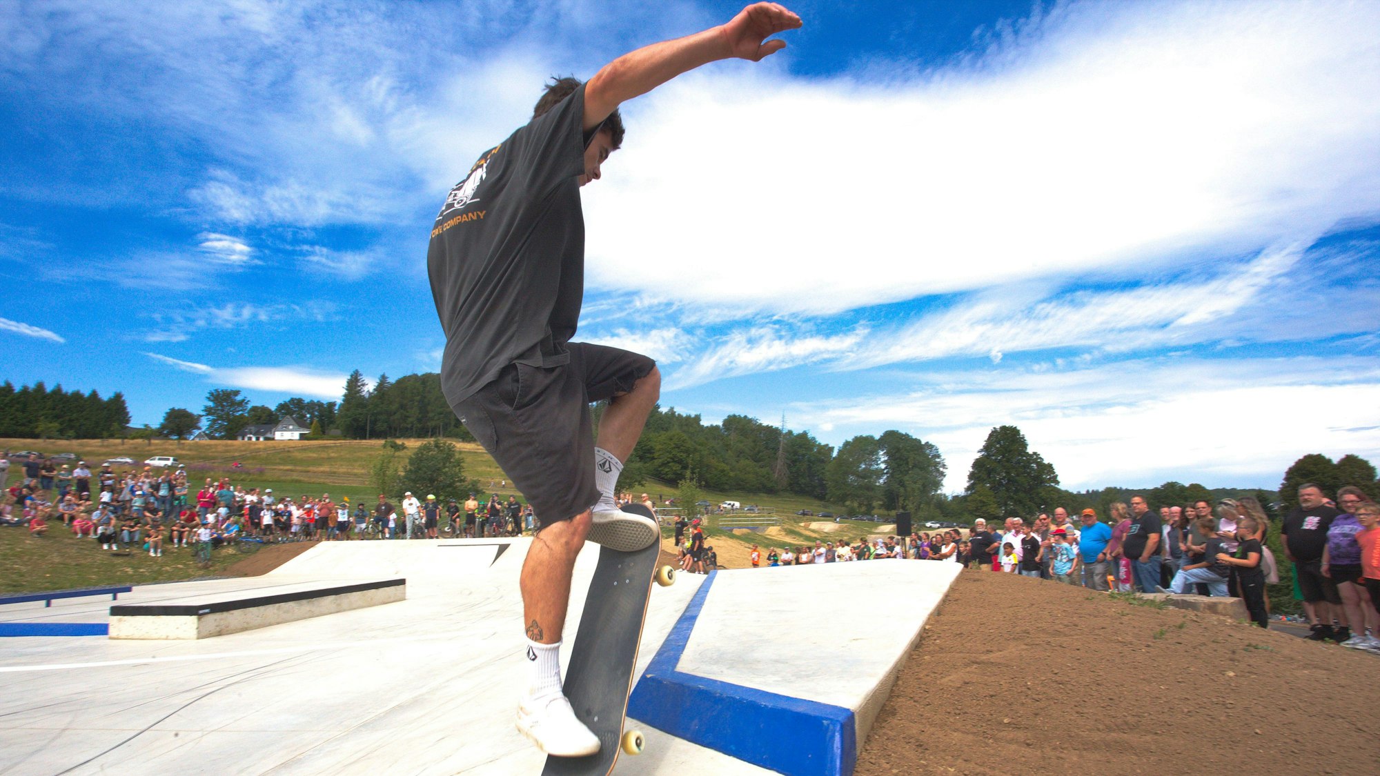 Hunderte Menschen kommen Anfang Juli 2025 zur Eröffnung des neuen Skate- und Bikeparks in Waldbröl-Niederhof. Die Anlage misst fast 5000 Quadratmeter.