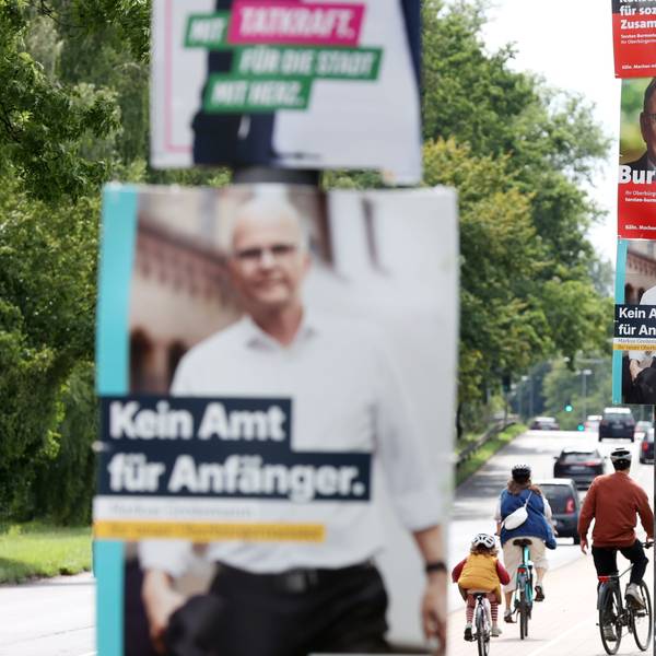 Wahlplakate zur Kommunalwahl in Köln hängen an einer Straße.