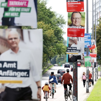 Wahlplakate zur Kommunalwahl in Köln hängen an einer Straße.