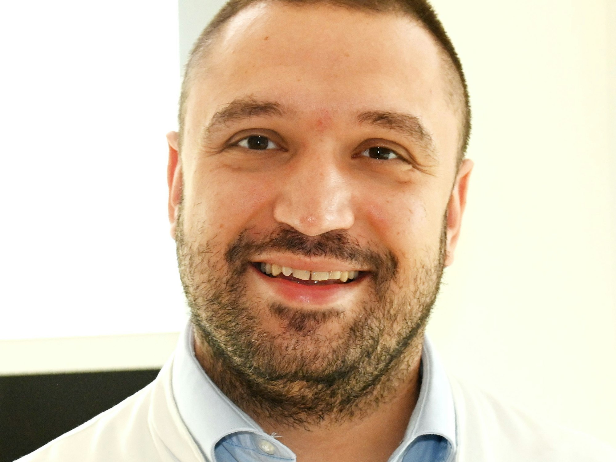 08.08.2025 Köln. Uniklinik Köln, Herzzentrum: Das Ehepaar Luise und Mathias Schinker , beide geboren 1938, hat sich gleichzeitig einen Aortenklappenersatz einsetzen lassen. Die behandelnden Ärzte Ilija Djordjevic (Vollbart) und Dr. Adam sind beim Interview auch dabei. Foto: Alexander Schwaiger