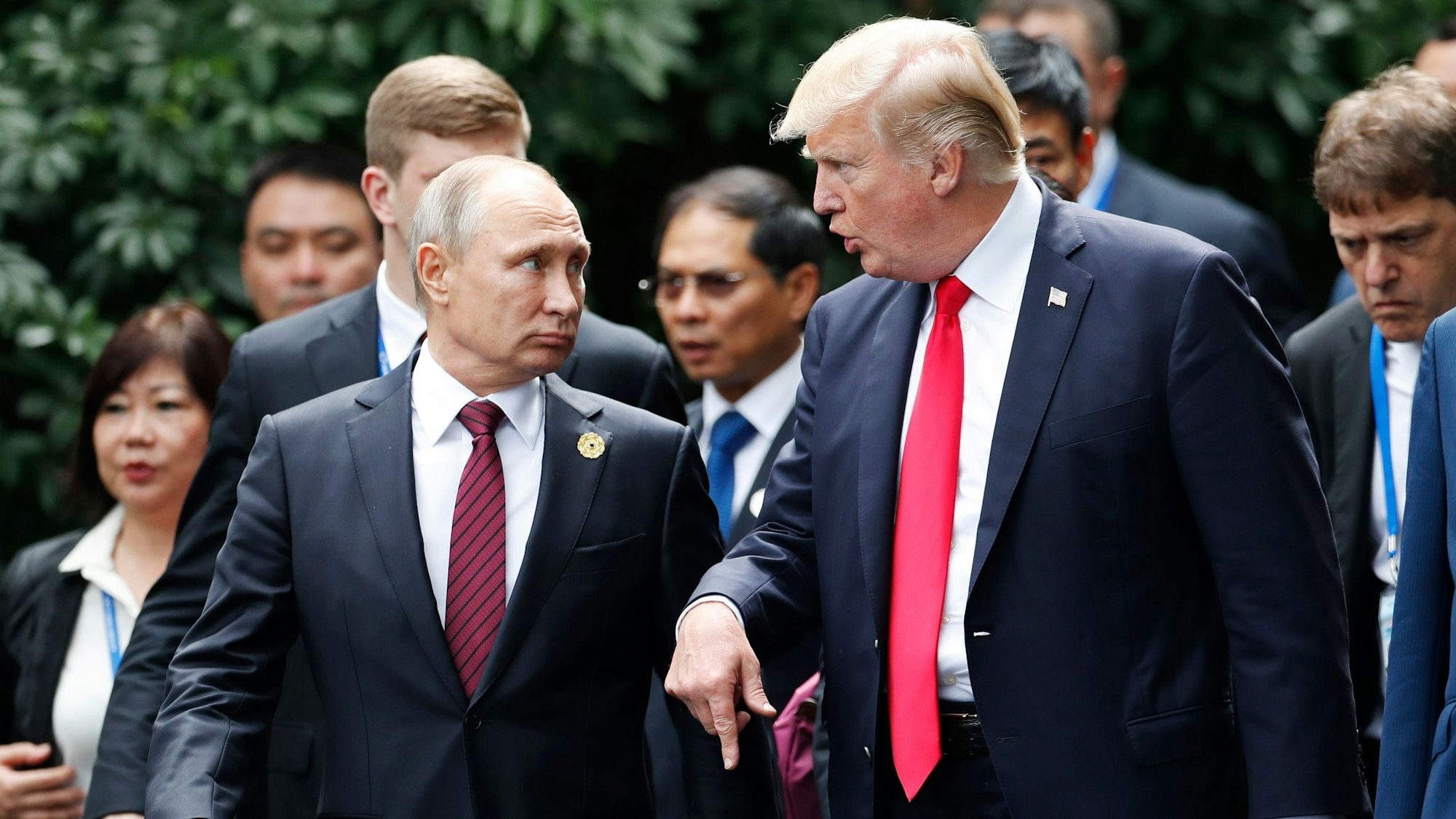 US-Präsident Donald Trump und der russische Präsident Wladimir Putin unterhalten sich.