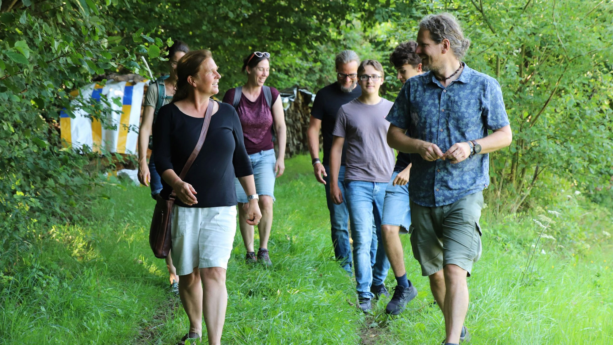 Waldbesitzer Martin Lohnecke führt eine Besuchergruppe durch den „Sharewood Forest“.