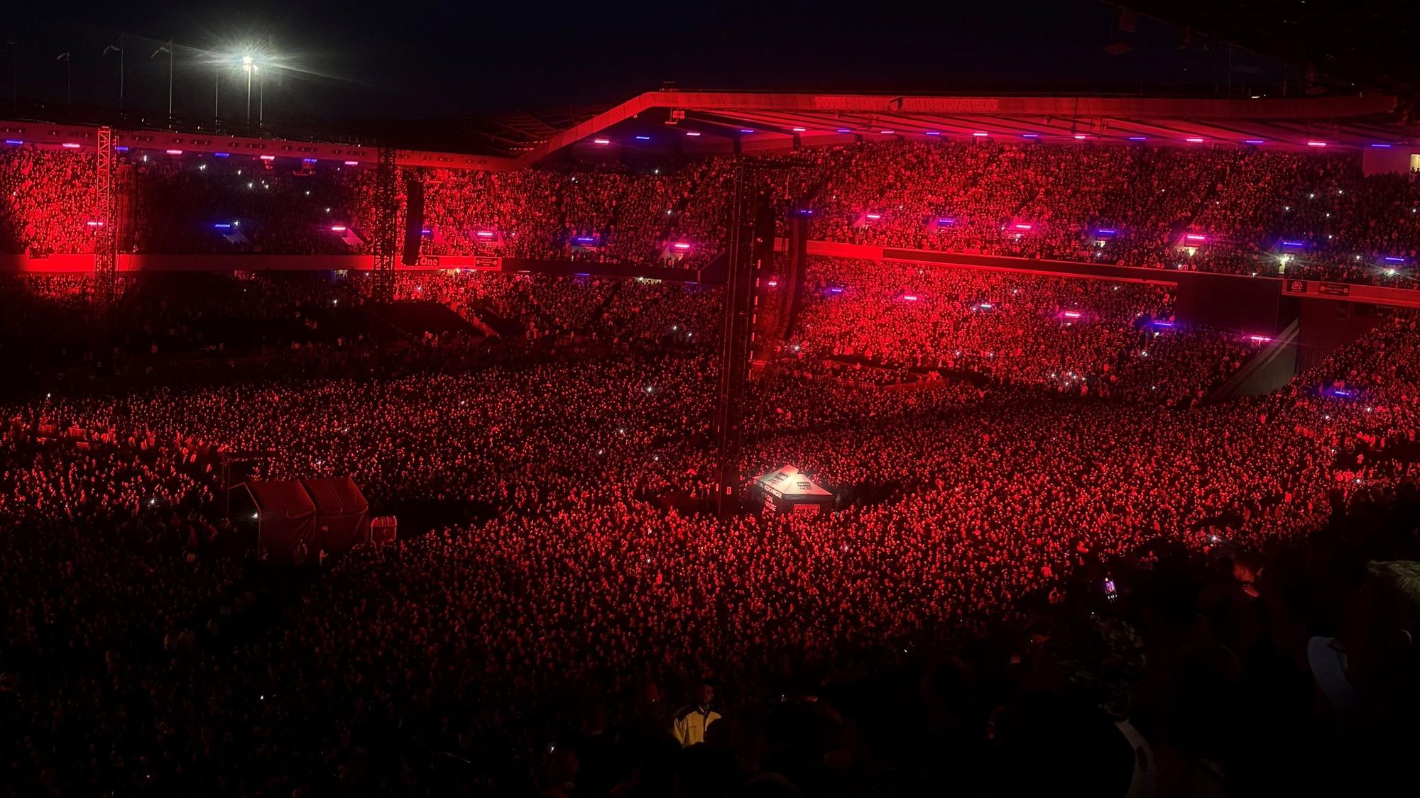 Das Bild zeigt das Murrayfield-Stadion während des Auftritts der Band Oasis im August 2025. Foto: Kevin Goonewardena