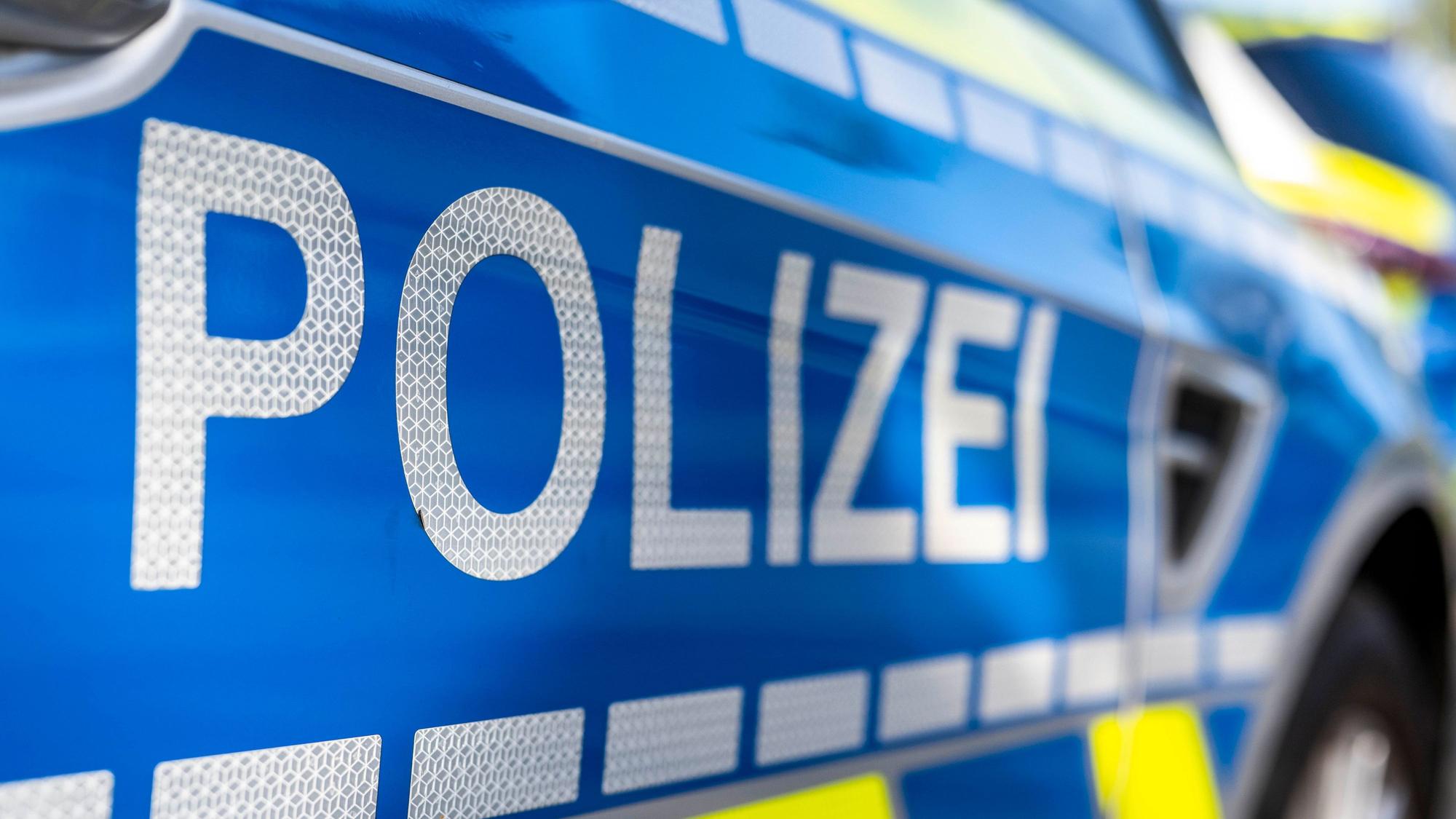 ILLUSTRATION - 28.09.2021, Nordrhein-Westfalen, Gütersloh: An der Tür von einem Streifenwagen steht der Schriftzug «Polizei». (zu dpa: «Sportboot gerät auf Elbe in Hamburg in Brand») Foto: David Inderlied/dpa +++ dpa-Bildfunk +++