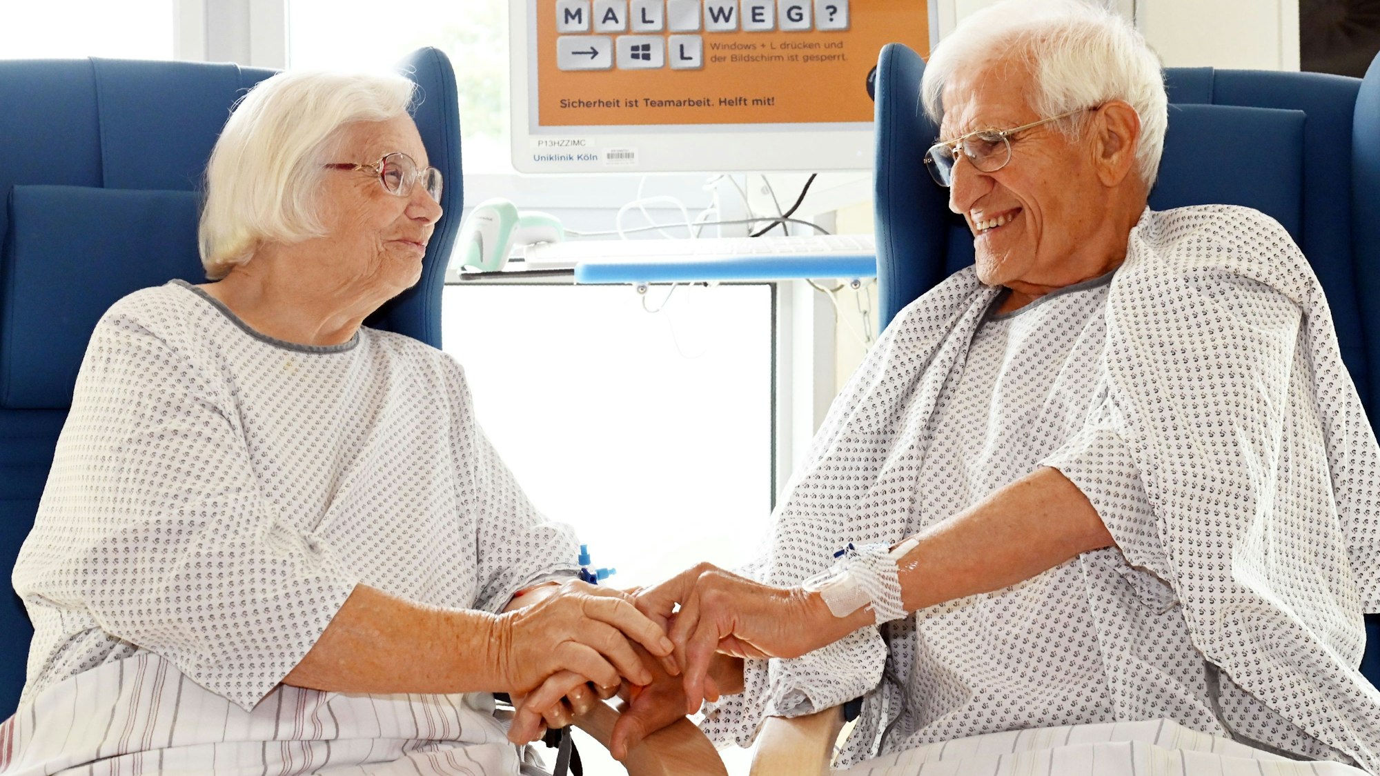 08.08.2025 Köln. Uniklinik Köln, Herzzentrum: Das Ehepaar Luise und Mathias Schinker , beide geboren 1938, hat sich gleichzeitig einen Aortenklappenersatz einsetzen lassen. Die behandelnden Ärzte Ilija Djordjevic (Vollbart) und Dr. Adam sind beim Interview auch dabei. Foto: Alexander Schwaiger
