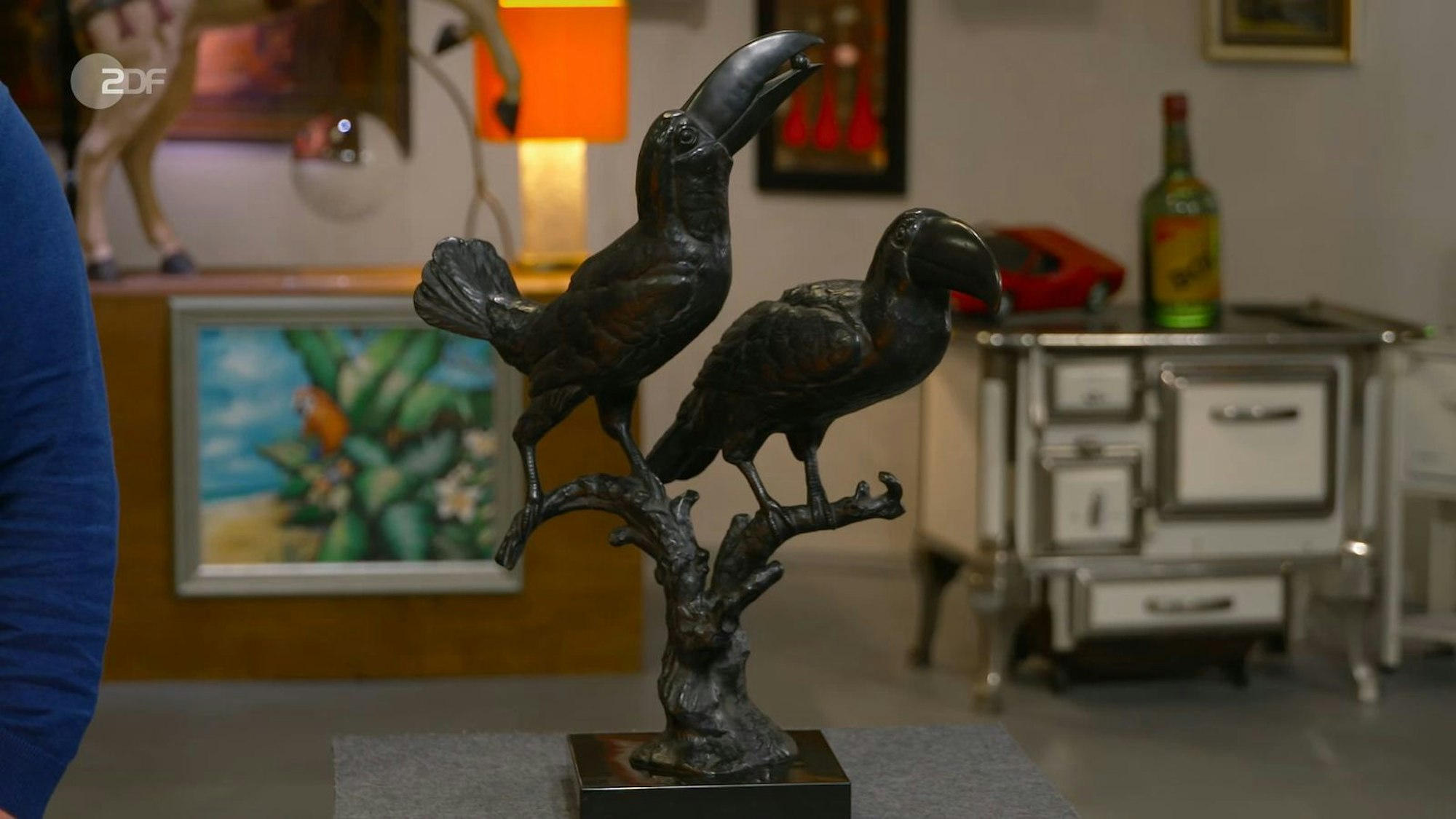 Die „Pfefferfresser“ aus dem Jahr 1966, zwei Tukane in Bronze nach einem Entwurf von Anton Büschelberger, waren 1.700 bis 1.900 Euro wert.
(Bild: ZDF)