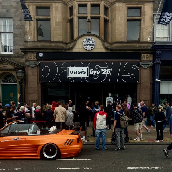 Das Bild zeigt den Oasis-Pop-Up-Store in Edinburgh. Foto: Kevin Goonewardena