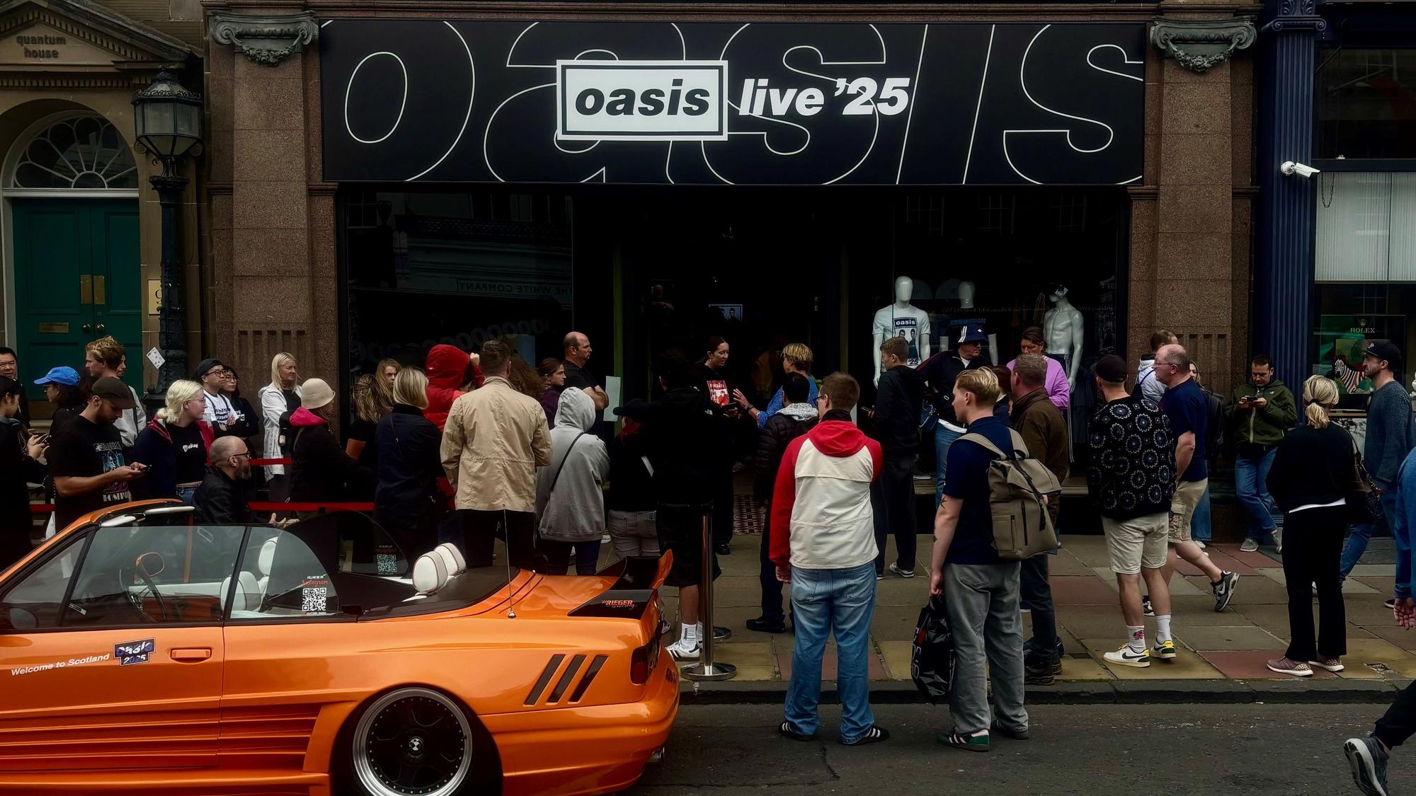 Das Bild zeigt den Oasis-Pop-Up-Store in Edinburgh. Foto: Kevin Goonewardena