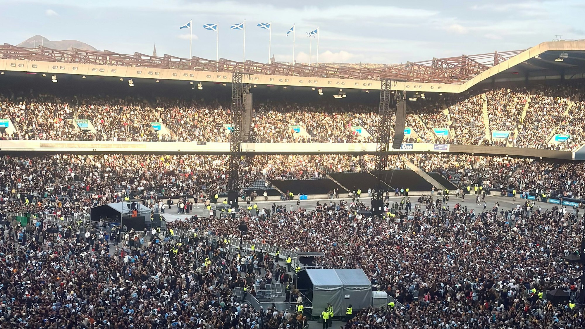 Das Bild zeigt das Murrayfield-Stadion in Edinburg bei dem Konzert der Band Oasis im August 2025. foto: Kevin Goonewardena