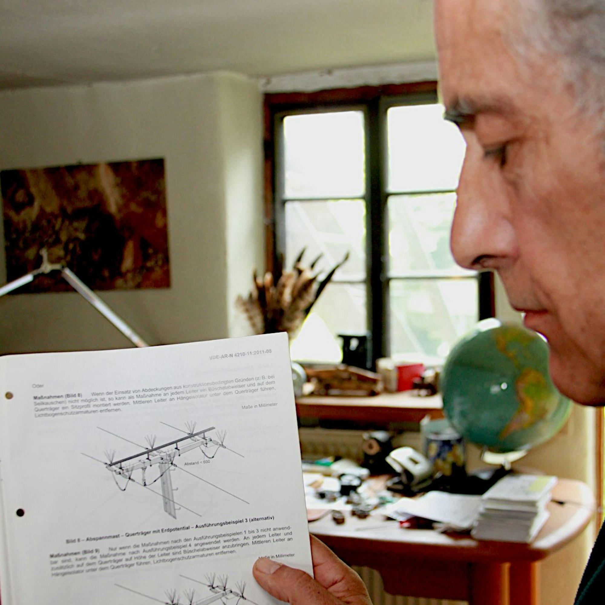Das Bild zeigt Stefan Lieser, der ein Blatt mit Skizzen von Schutzmaßnahmen in der Hand hält.