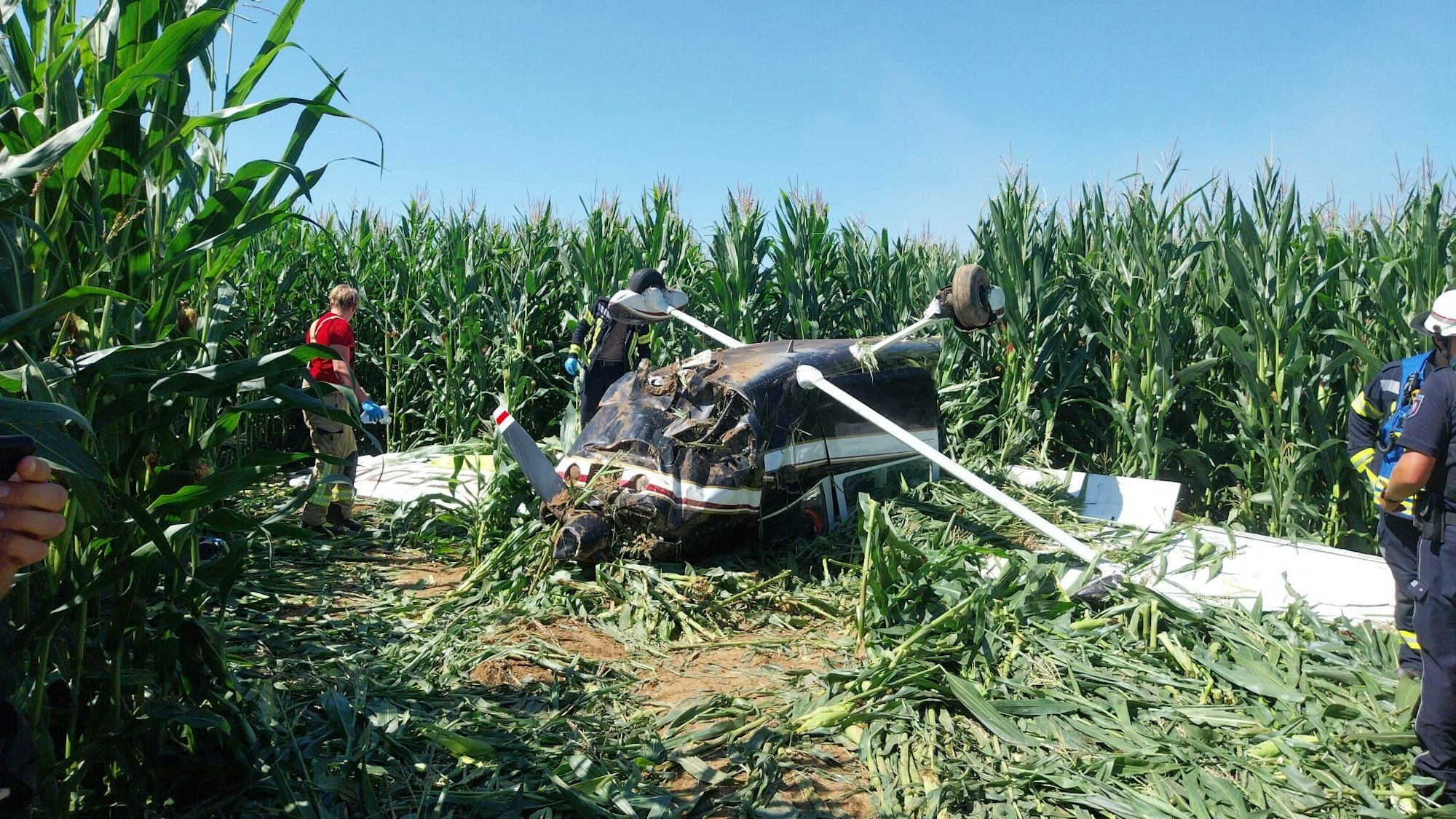 In Lohmar ist ein Flugzeug abgestürzt und blieb auf dem Dach liegen.