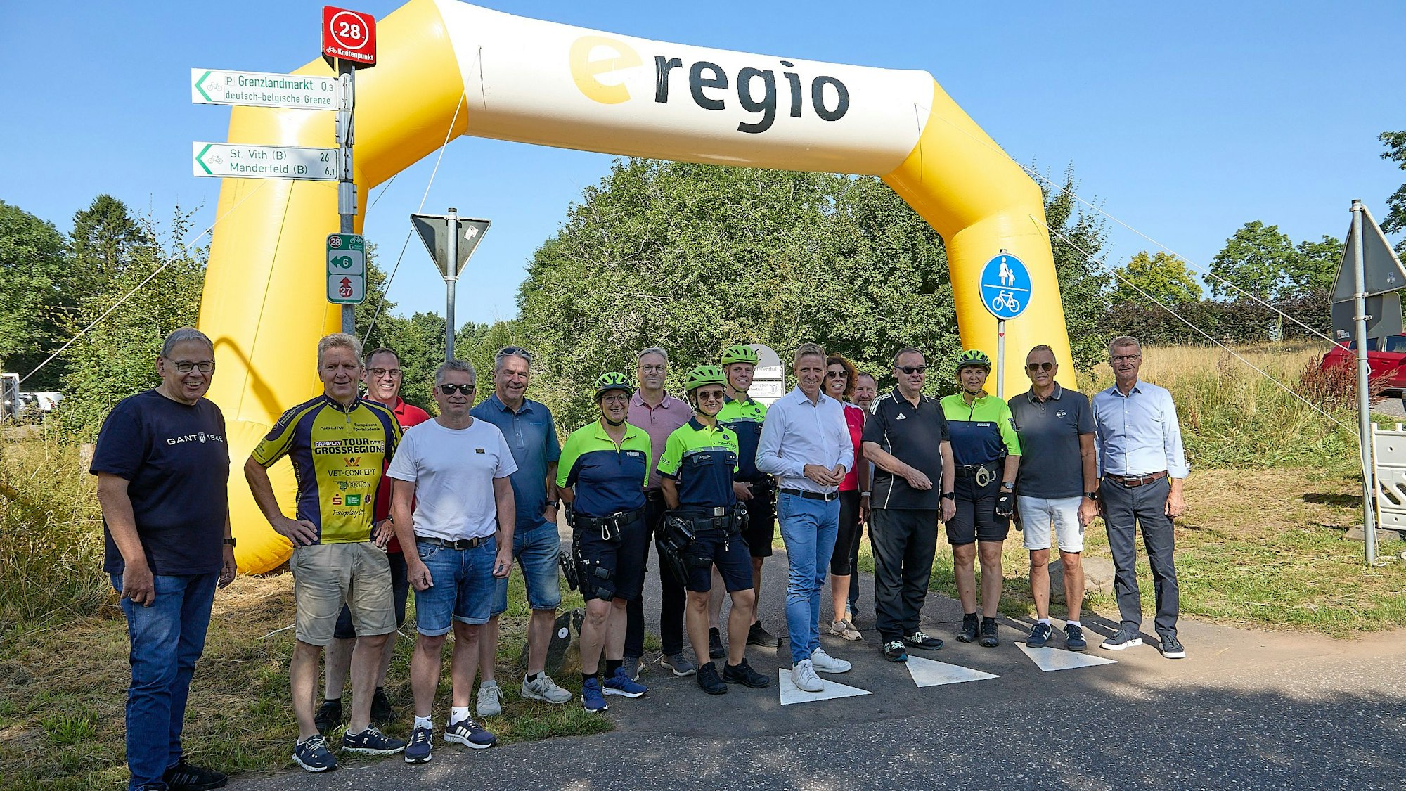 Veranstalter und Sponsoren haben sich auf dem Kyllradweg aufgestellt, um den Radaktionstag zu eröffnen