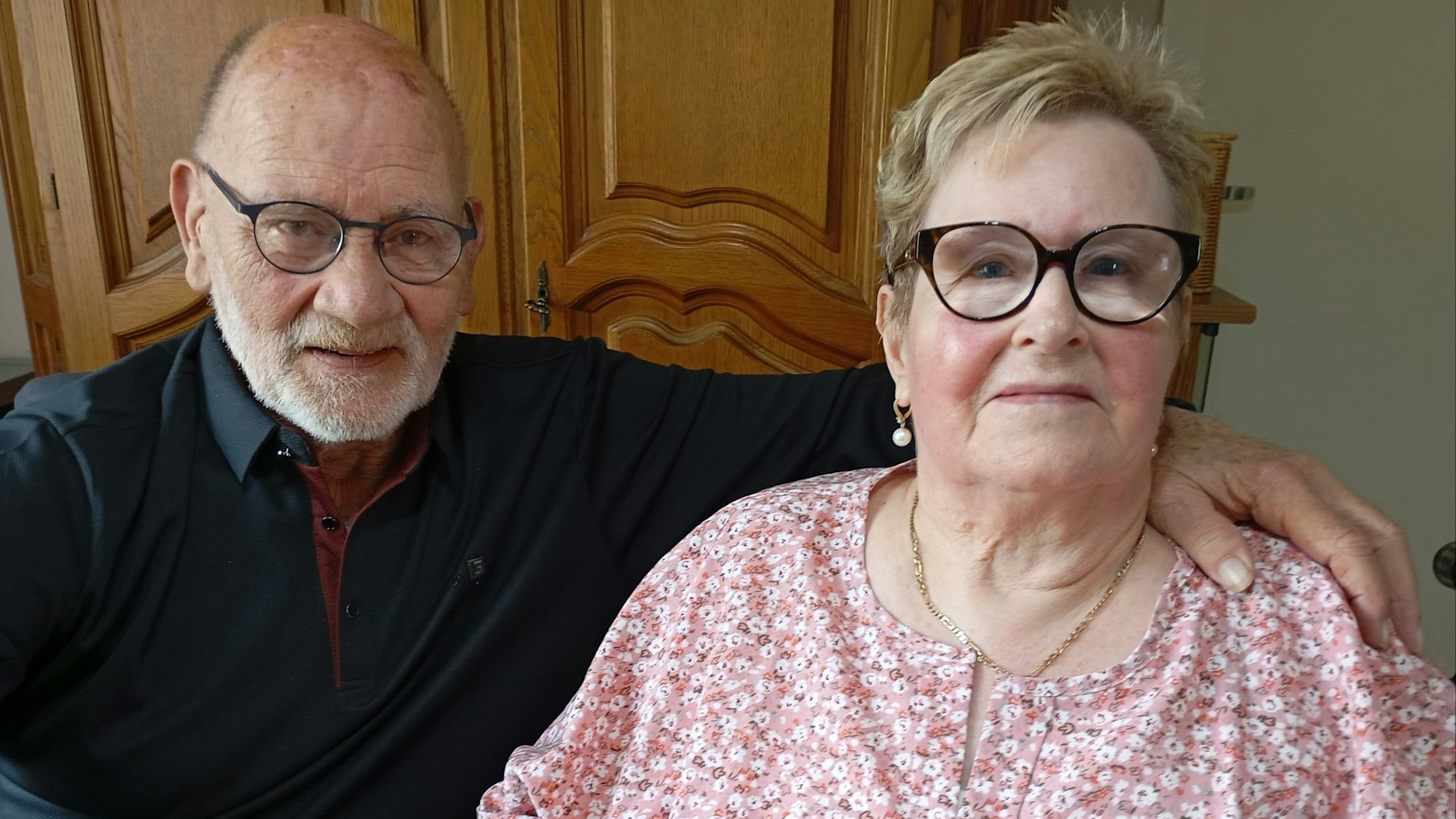 Ein Mann und eine Frau sitzen nebeneinander.