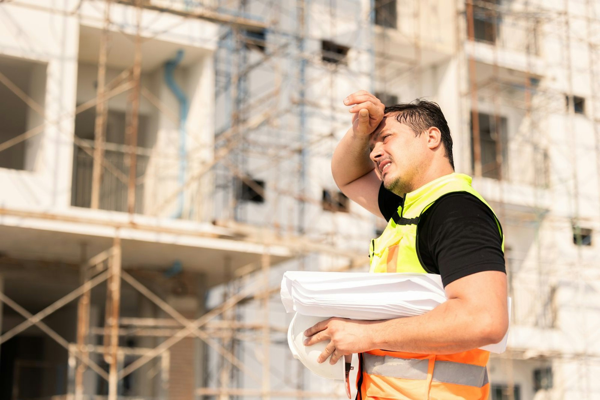 Vor allem Beschäftigte, die im Freien arbeiten, machen die hohen Temperaturen zu schaffen. (Bild: iStock/coffeekai)