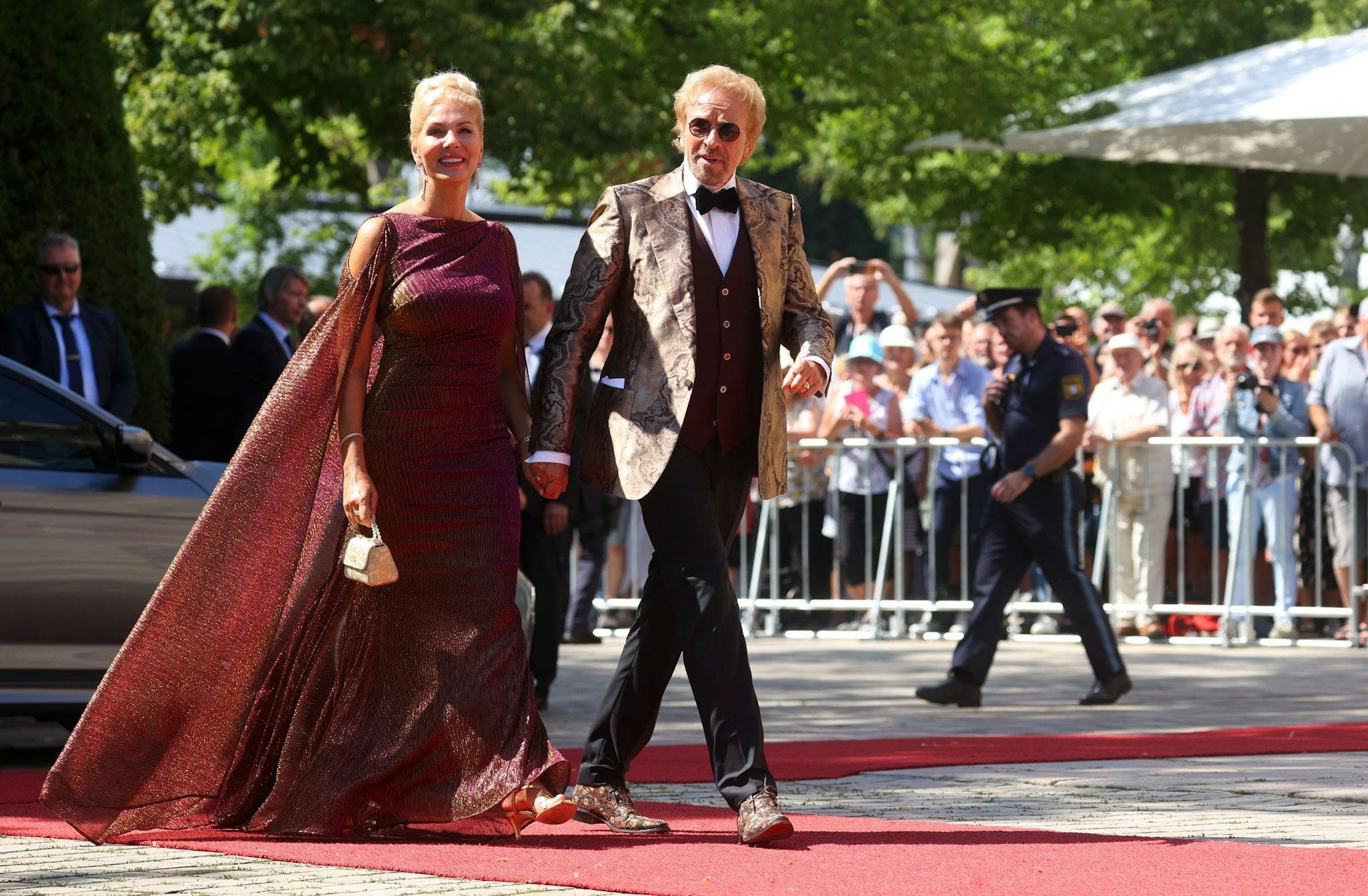 Roter Teppich und große Robe: Thomas Gottschalk und Karina Mroß. (Archivbild)