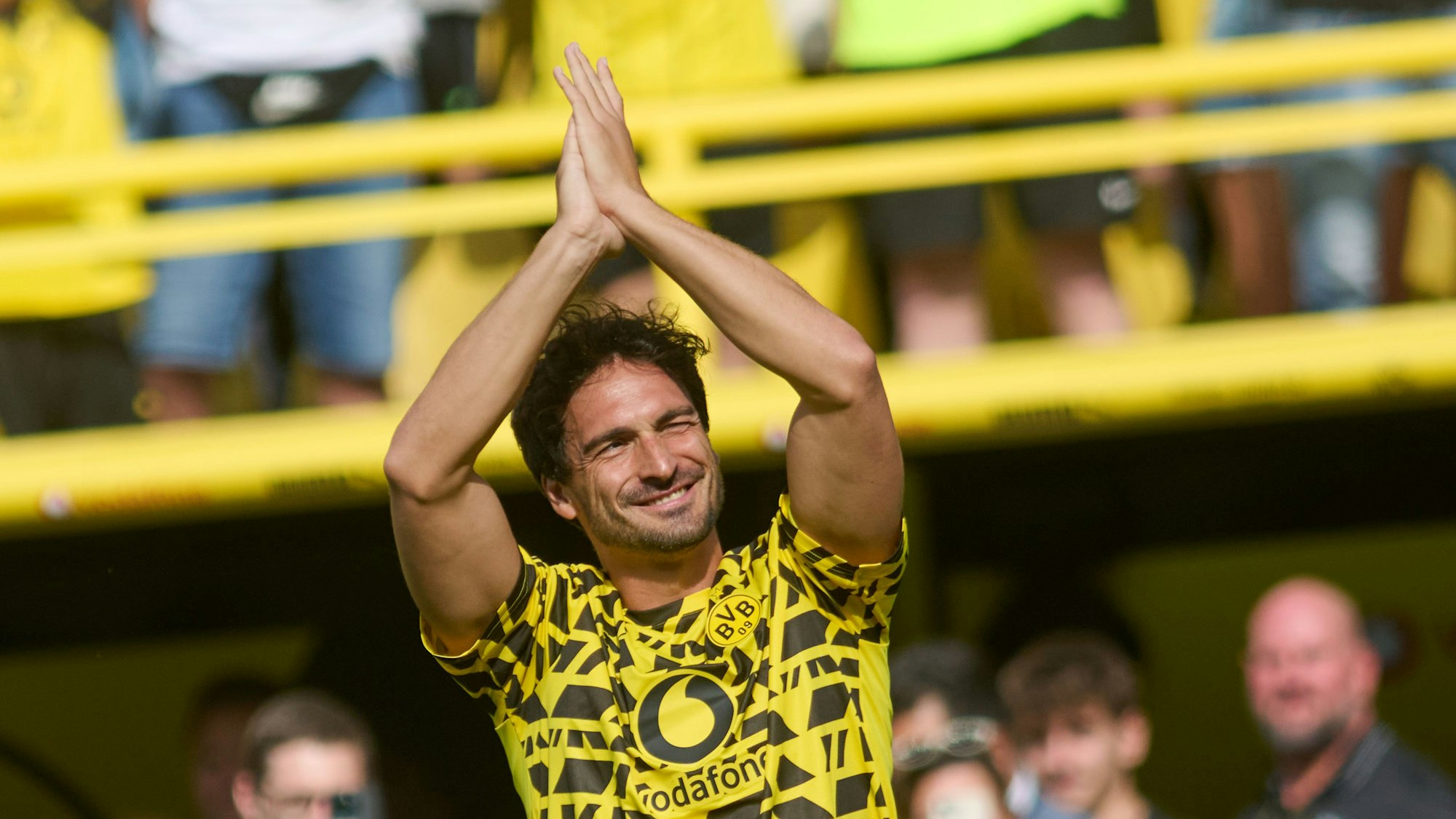 10.08.2025, Nordrhein-Westfalen, Dortmund: Fußball: Testspiele, Borussia Dortmund - Juventus Turin, Signal Iduna Park. Mats Hummels (Borussia Dortmund) applaudiert den Fans. Foto: Bernd Thissen/dpa +++ dpa-Bildfunk +++