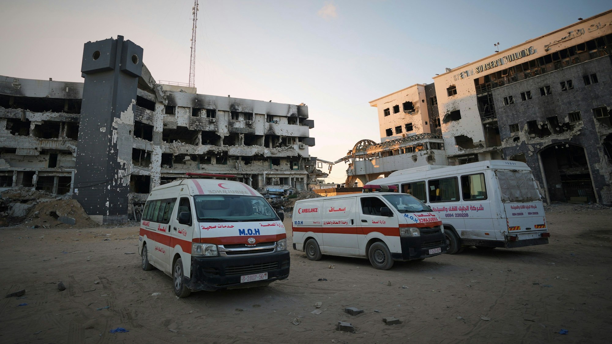 Krankenwagen parken neben dem Hauptgebäude des Shifa-Krankenhauses.