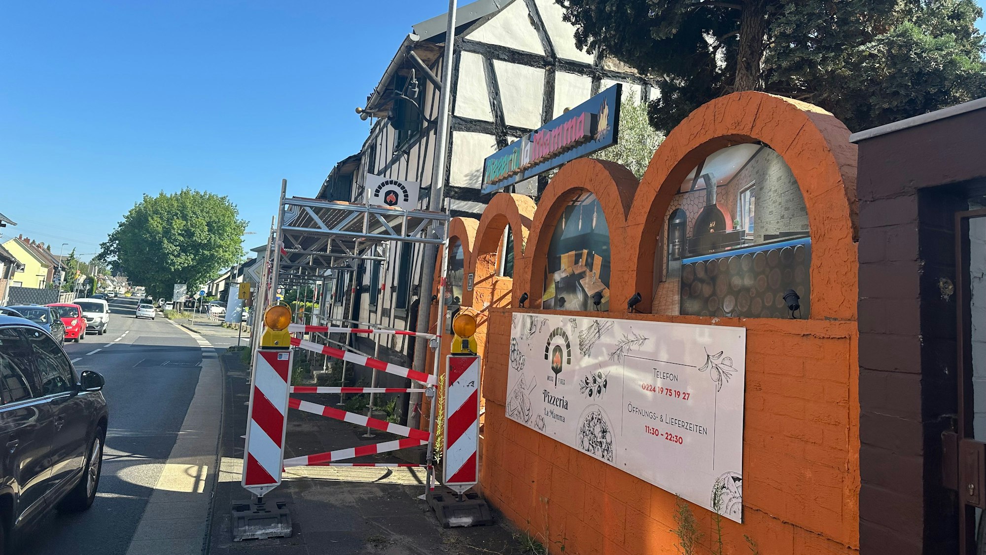 Der Zugang zum Fußgängertunnel an der abgebrannte Pizzeria in Menden ist noch geschlossen.