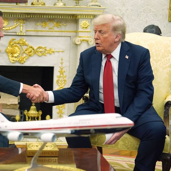 dpatopbilder - 14.07.2025, USA, Washington: US-Präsident Donald Trump (r) schüttelt die Hand von NATO-Generalsekretär Mark Rutte während eines Treffens im Oval Office des Weißen Hauses. Foto: Evan Vucci/AP/dpa +++ dpa-Bildfunk +++