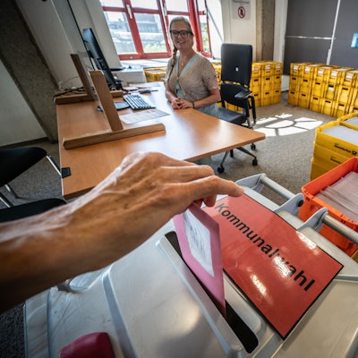 Stimmzettel zur Kommunalwahl. Hinterm Schalter sitzt Patrricia Danisch. Das Briefwahlbüro zur Kommunalwahl und zur Wahl des Intergrationsrats ist seit dem 11. august geöffnet. Bild: Ralf Krieger