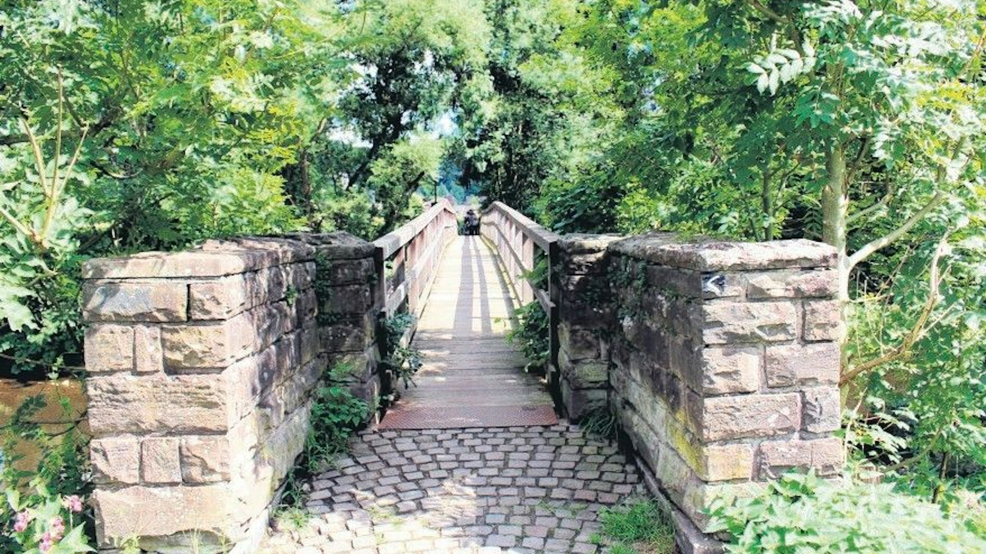 Hier in Lohmar führt ein schmaler Steg über die Agger. (Archivbild)