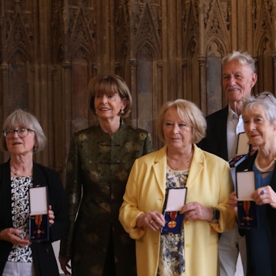 08.08.2025, Köln: Oberbürgermeisterin Reker überreicht Verdienstorden an Ea Pohl, Erika Schwabe, Hans-Josef Heinz und Helga Kirchner (v.l.). Vier Kölner und Kölnerinnen werden für ihre Verdienste ausgezeichnet. Foto: Arton Krasniqi