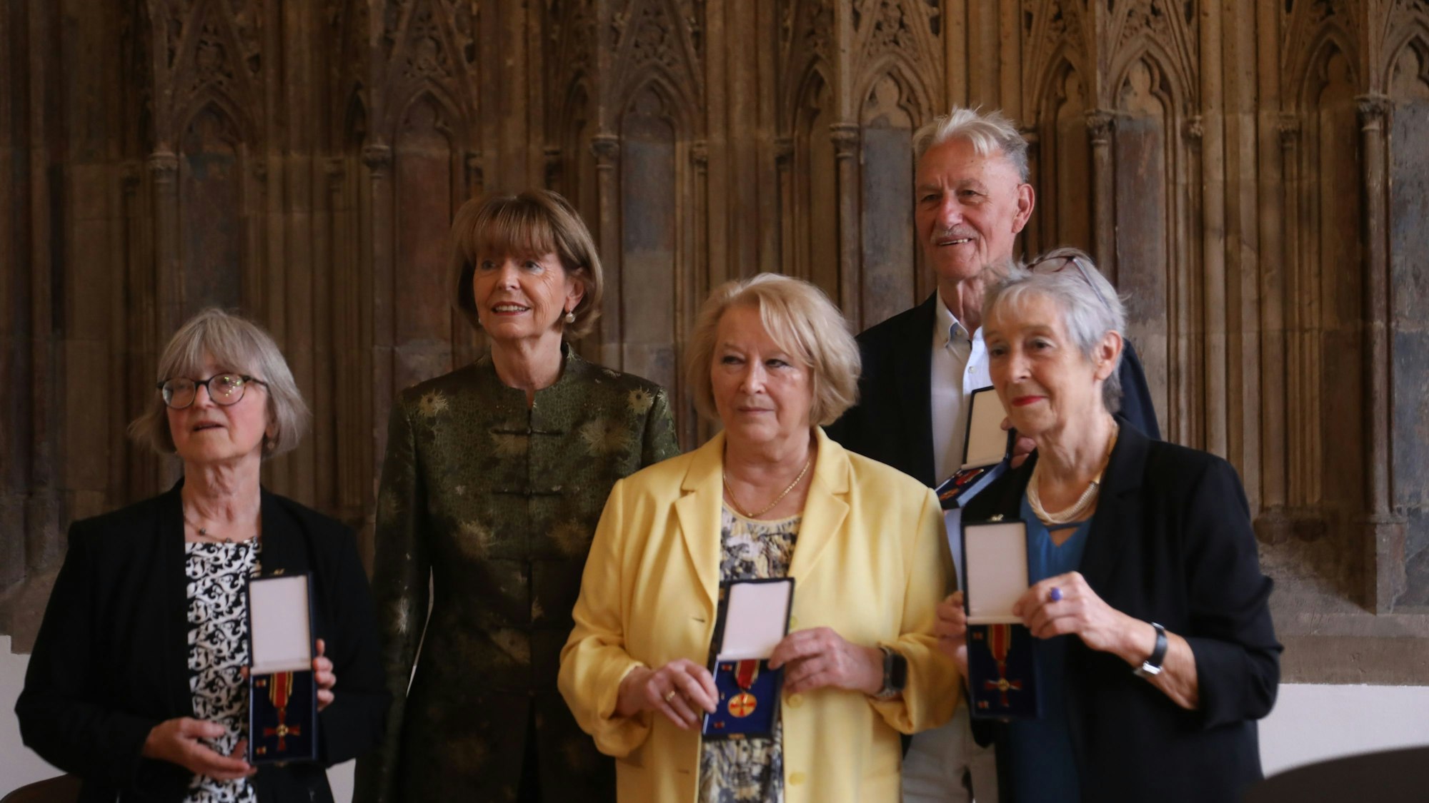 08.08.2025, Köln: Oberbürgermeisterin Reker überreicht Verdienstorden an Ea Pohl, Erika Schwabe, Hans-Josef Heinz und Helga Kirchner (v.l.). Vier Kölner und Kölnerinnen werden für ihre Verdienste ausgezeichnet. Foto: Arton Krasniqi