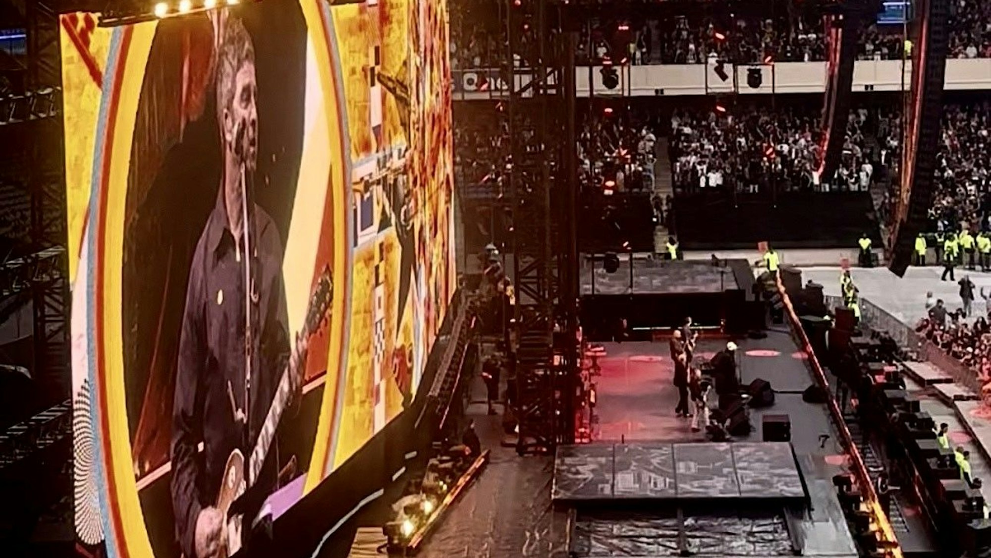 Das Bild zeigt Noel Gallagher beim Auftritt seiner Band Oasis im schottischen Murrayfield-Stadion. Foto: Kevin Goonewardena