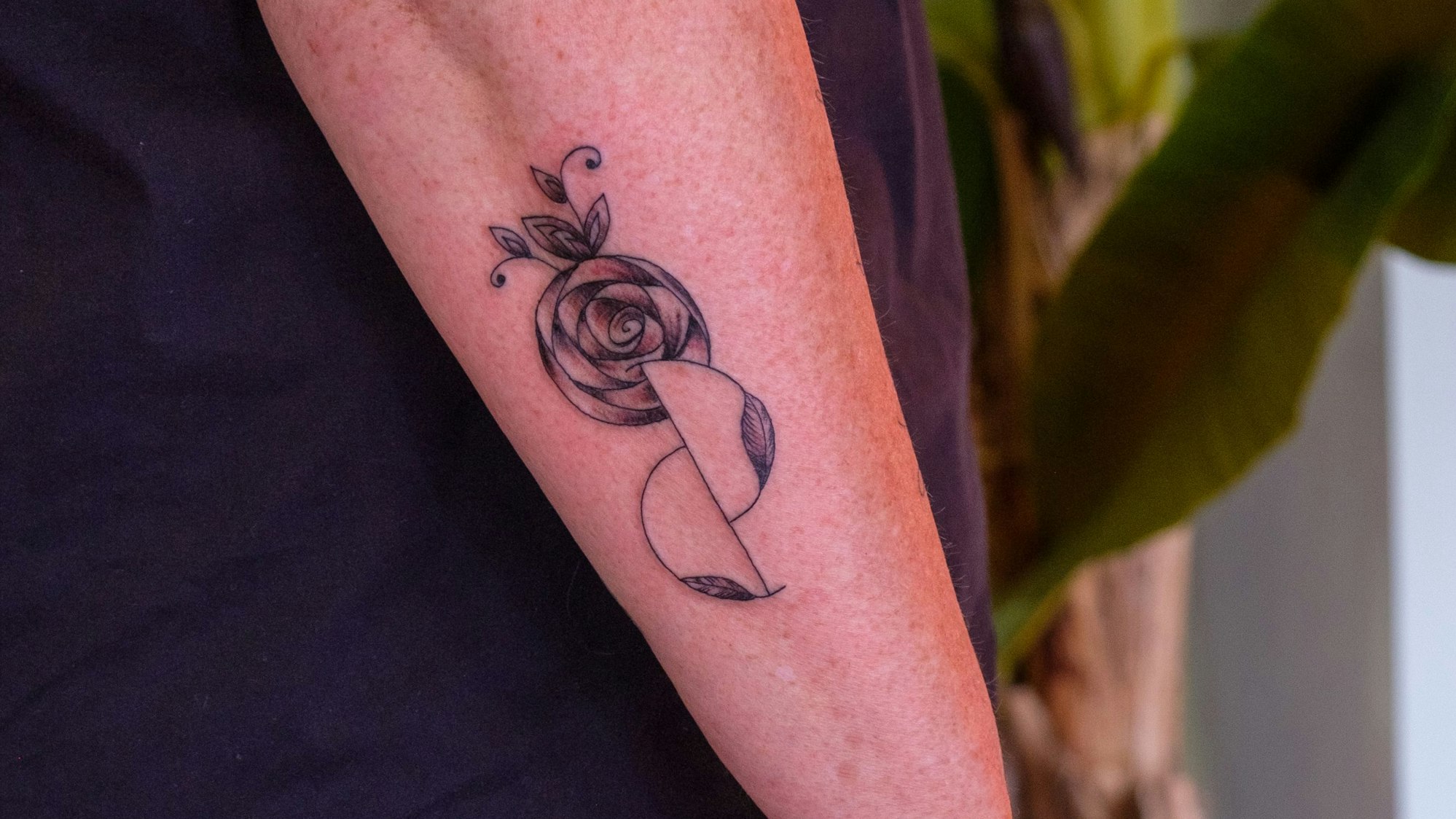 Ein Tattoo in Form einer Jugendstil-Rose.