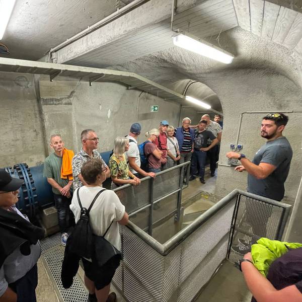 Das Foto zeigt eine Besuchergruppe im Kontrollgang der Staumauer.