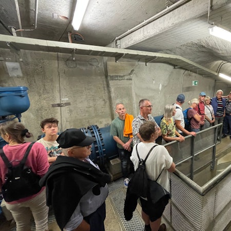 Das Foto zeigt eine Besuchergruppe im Kontrollgang der Staumauer.
