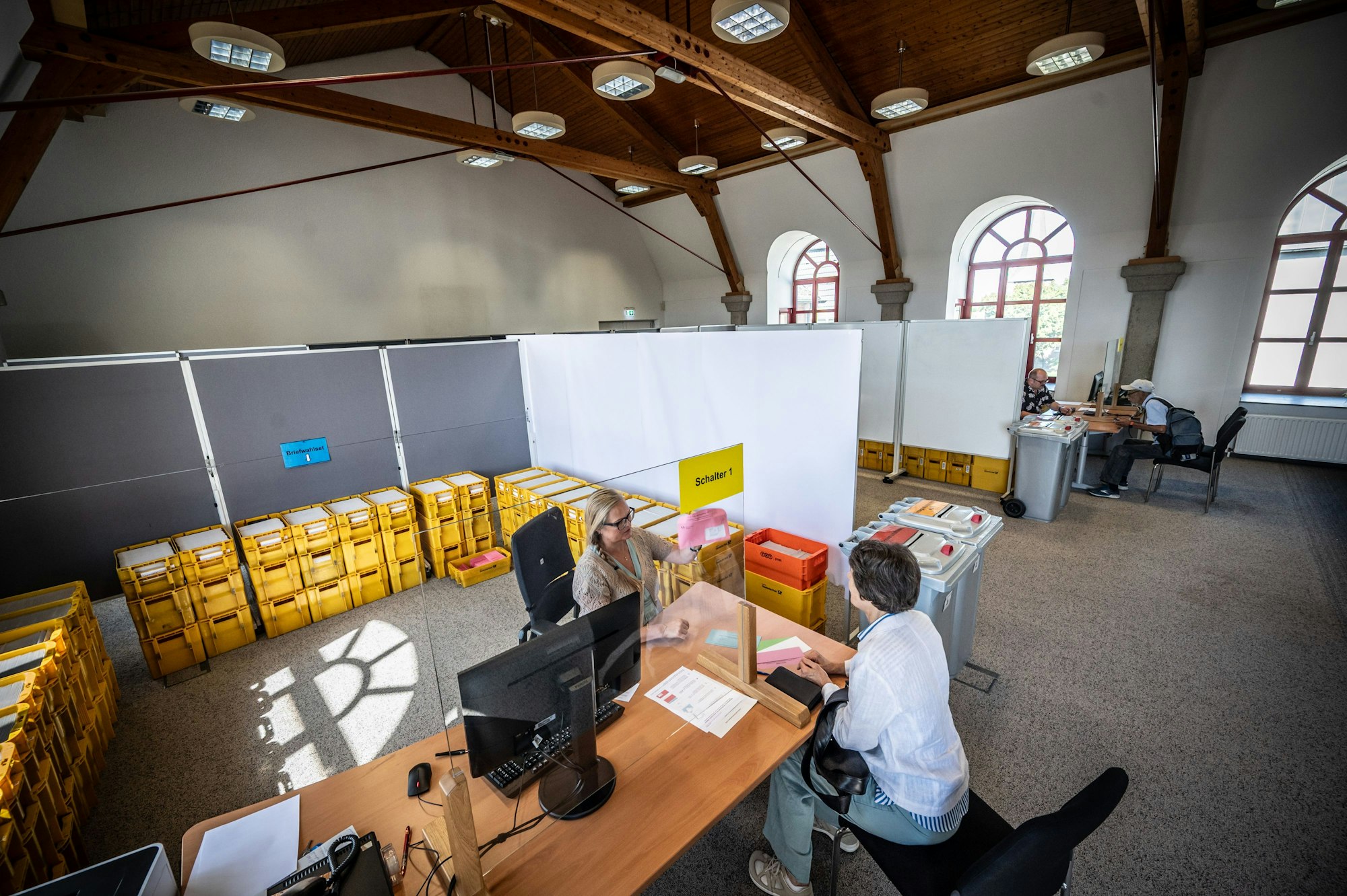 Stimmzettel zur Kommunalwahl. Hinterm Schalter sitzt Patrricia Danisch. Das Briefwahlbüro zur Kommunalwahl und zur Wahl des Intergrationsrats ist seit dem 11. august geöffnet. Bild: Ralf Krieger