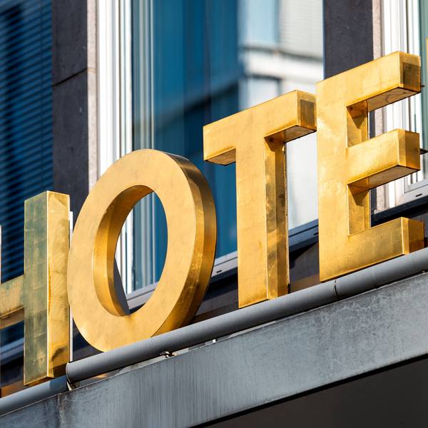 Schriftzug Hotel an einem Hotel