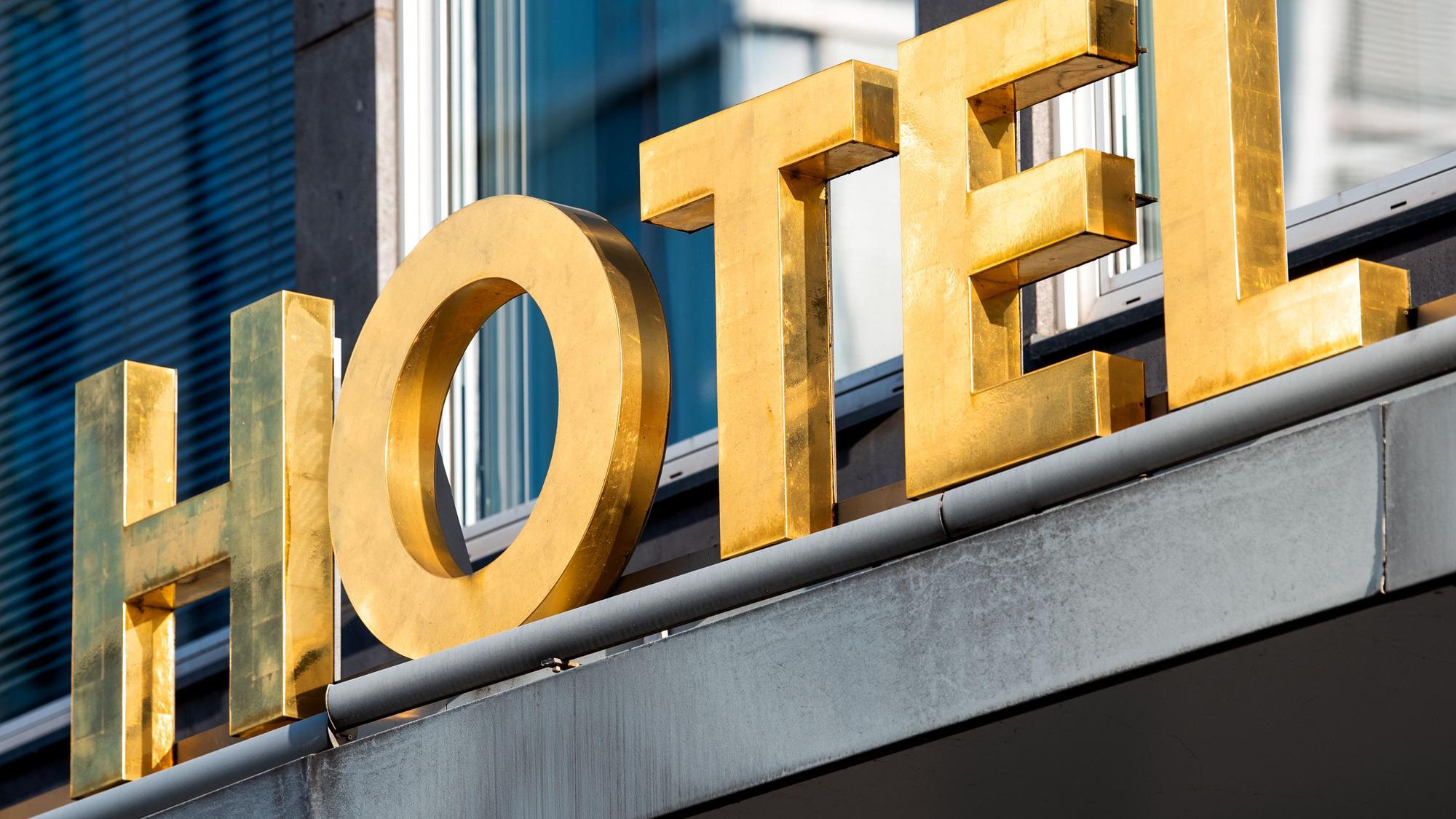 Schriftzug Hotel an einem Hotel