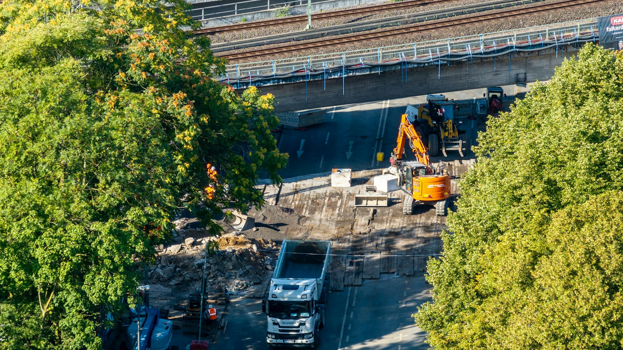 10.08.2025, Köln: Die Deutsche Bahn erneuert die Brücke auf der Inneren Kanalstraße zwischen der Krefelder Straße und der Hornstraße. Unter der sogenannten Idiotenbrücke hatten sich immer wieder LKW festgefahren. Gleichzeitig saniert die Stadt Köln die Fahrbahn. Foto: Uwe Weiser
