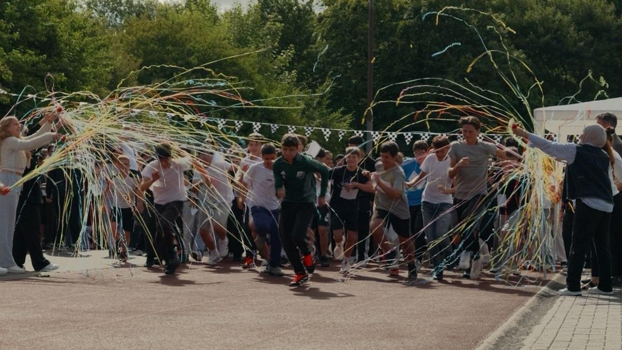 Konfettischlangen für die Läuferinnen und Läufer spornten beim Sponsorenlauf in Gummersbach an.