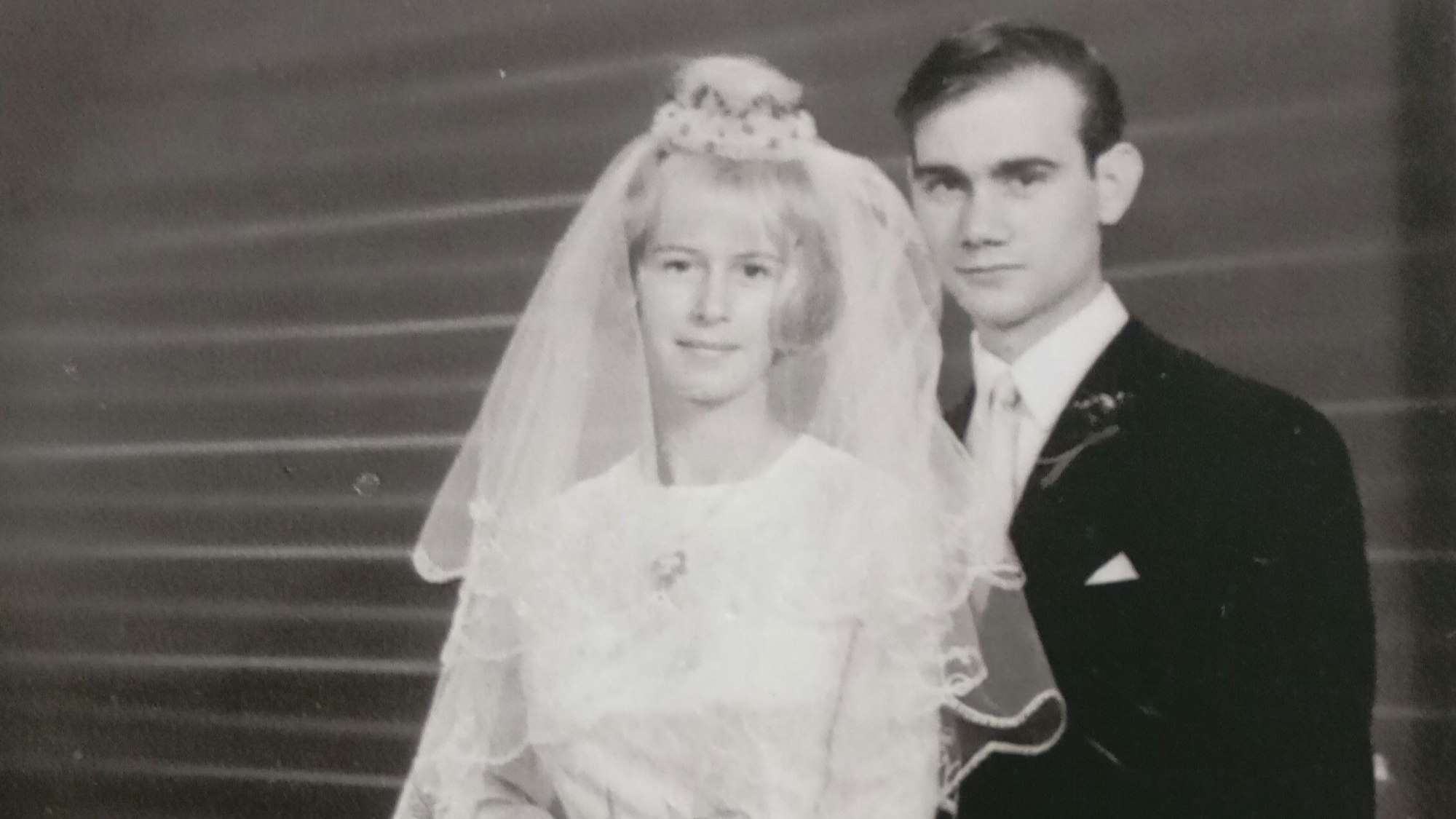 Zu sehen ist eine Aufnahme eines Brautpaares in schwarz-weiß.