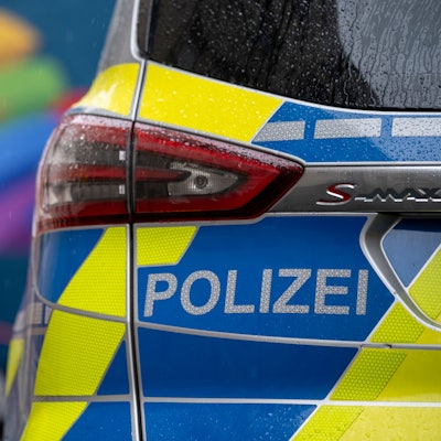 Ein Polizeifahrzeug.