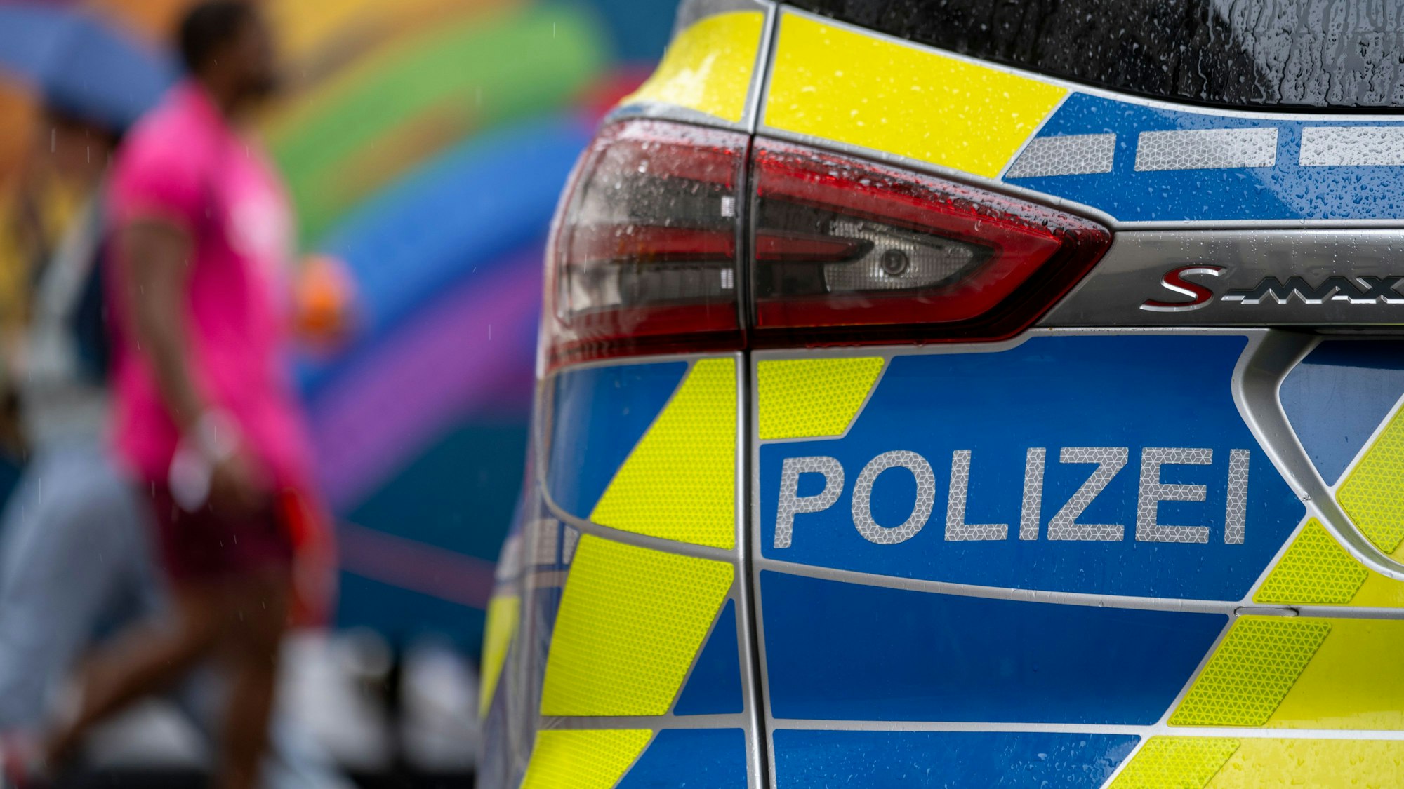 Ein Polizeifahrzeug.