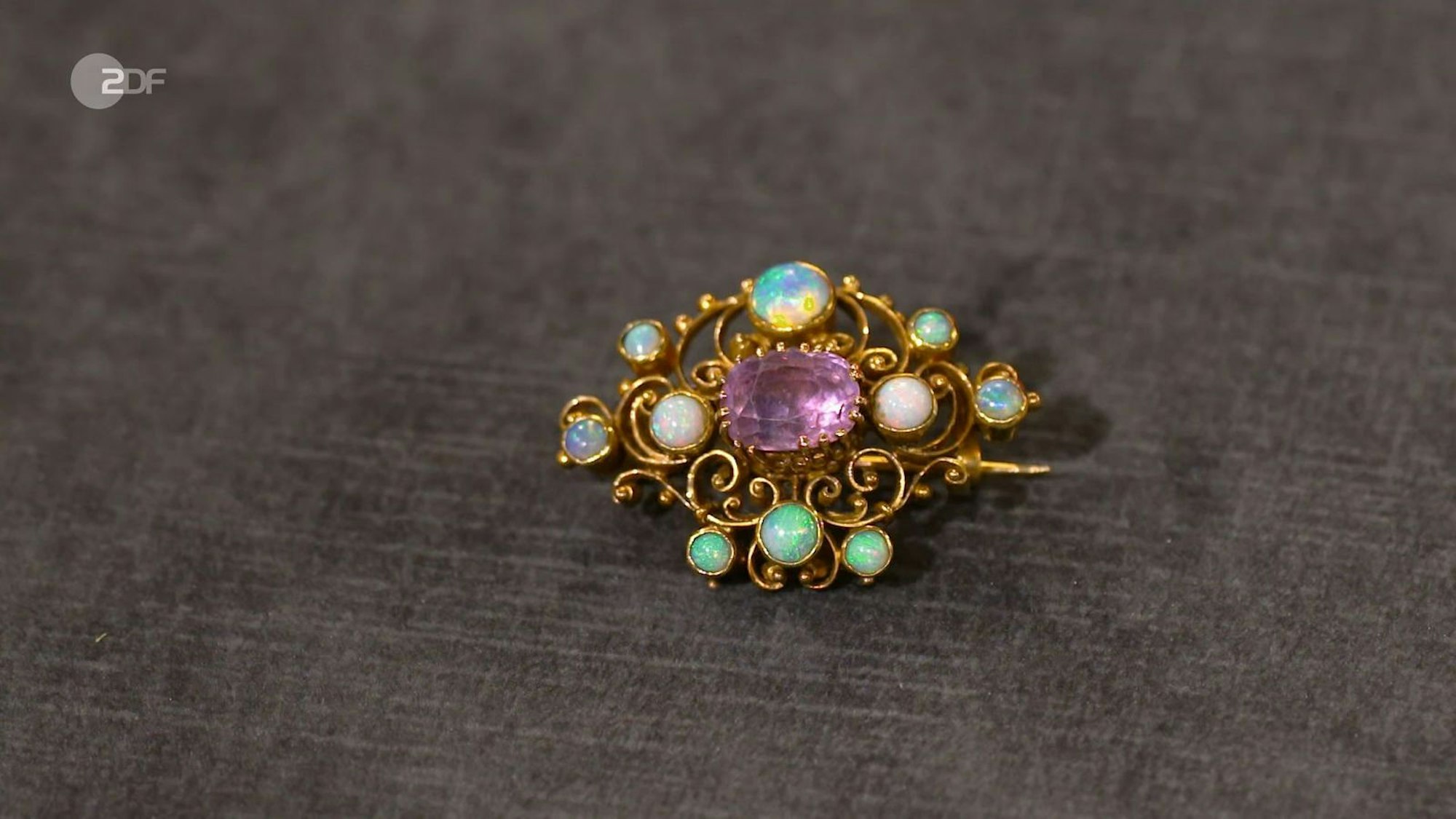 Ebenfalls zum Verkauf angeboten wurde die Goldbrosche mit Opalen und Amethysten aus der Zeit um 1890 mit einem geschätzten Wert von 500 bis 600 Euro.
(Bild: ZDF)