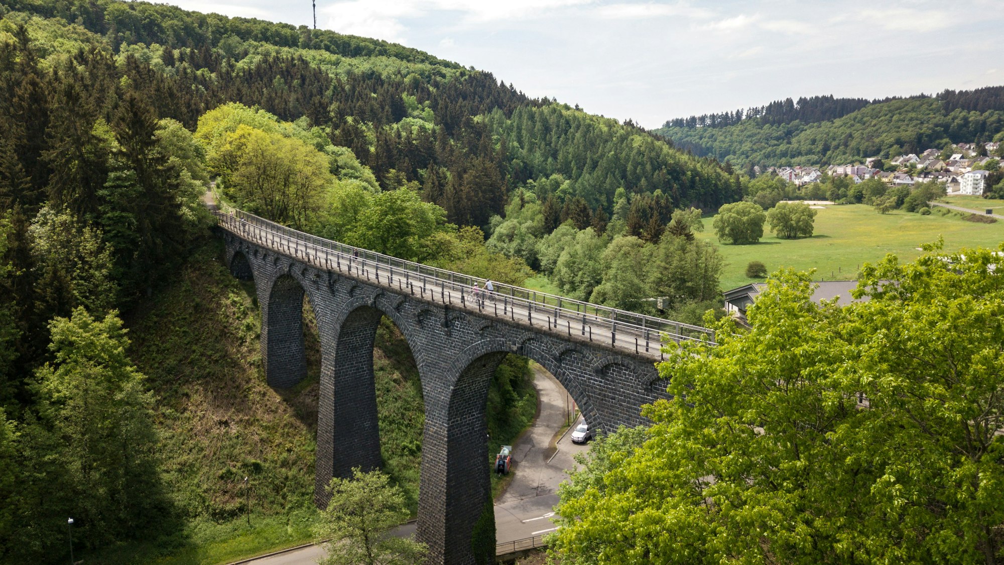 Der Maare-Mosel-Radweg führt über das Viadukt bei Daun. (Archivbild)