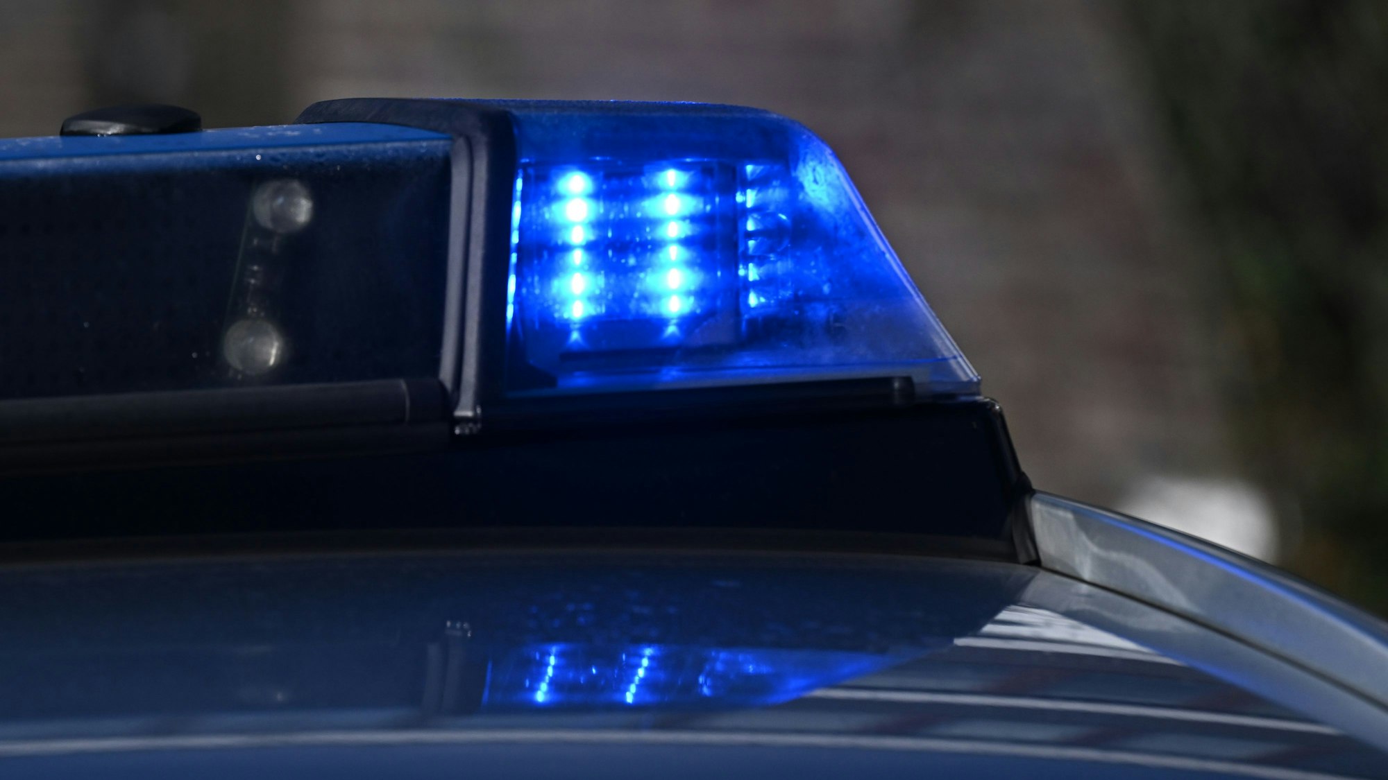 ARCHIV - 03.12.2024, Baden-Württemberg, Stuttgart: Ein Blaulicht auf einem Polizeifahrzeug. (zu dpa: «Motorradfahrer stirbt nach Zusammenstoß mit Auto») Foto: Bernd Weißbrod/dpa +++ dpa-Bildfunk +++