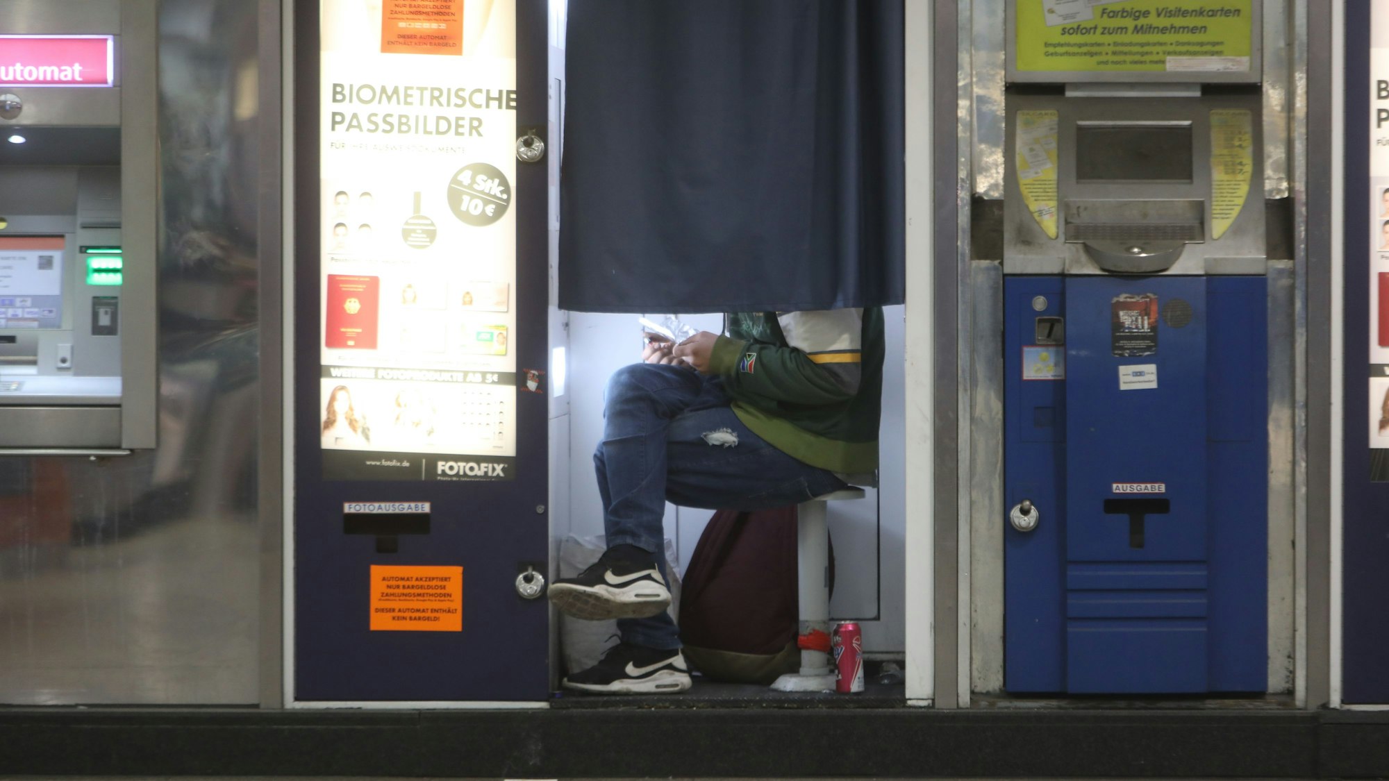 Die Drogenszene am Neumarkt. Ein Mann raucht Crack in einem Photoautomaten in der Hugo-Passagen.