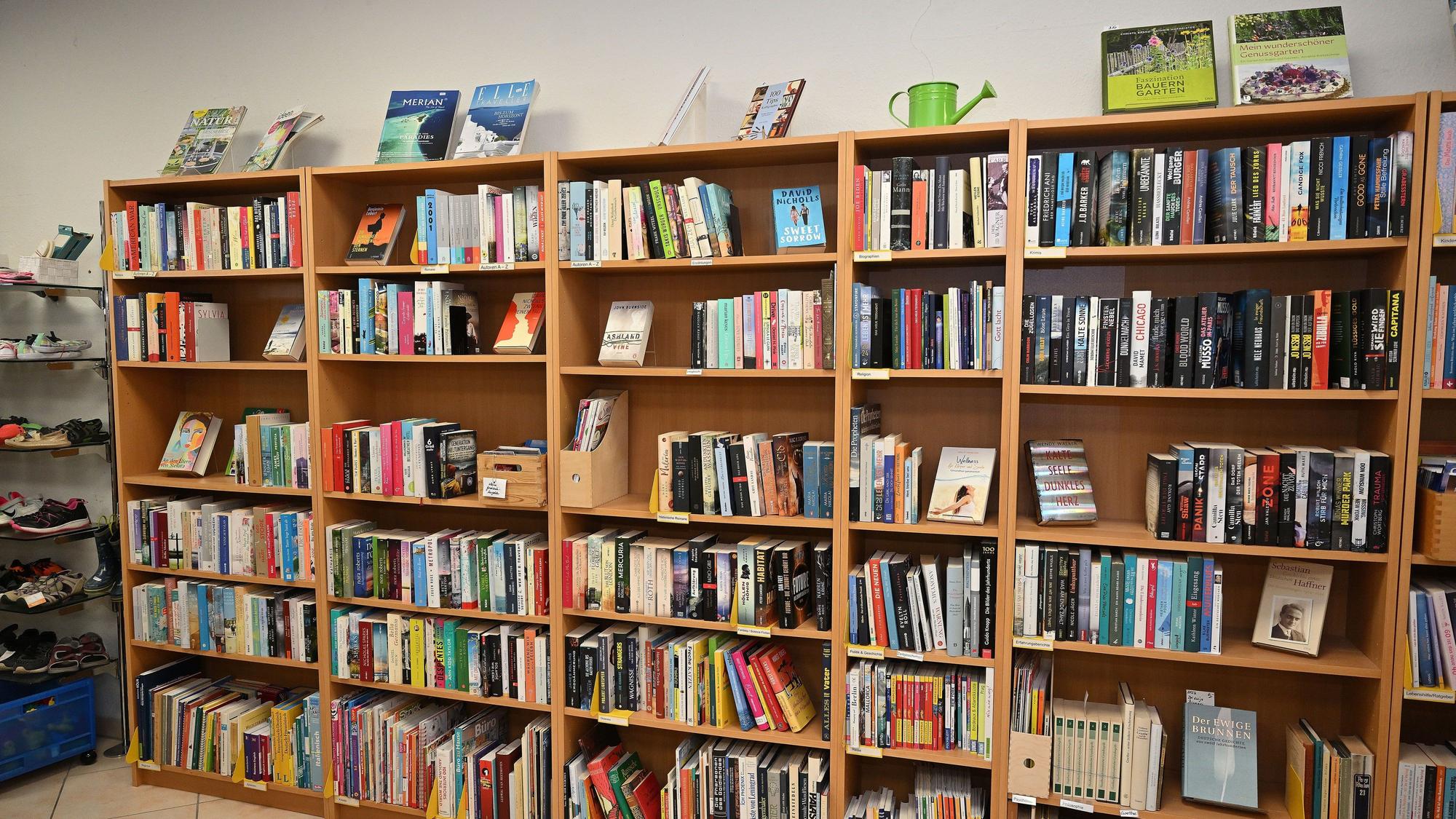 Im Laden steht ein gut sortiertes Bücherregal.